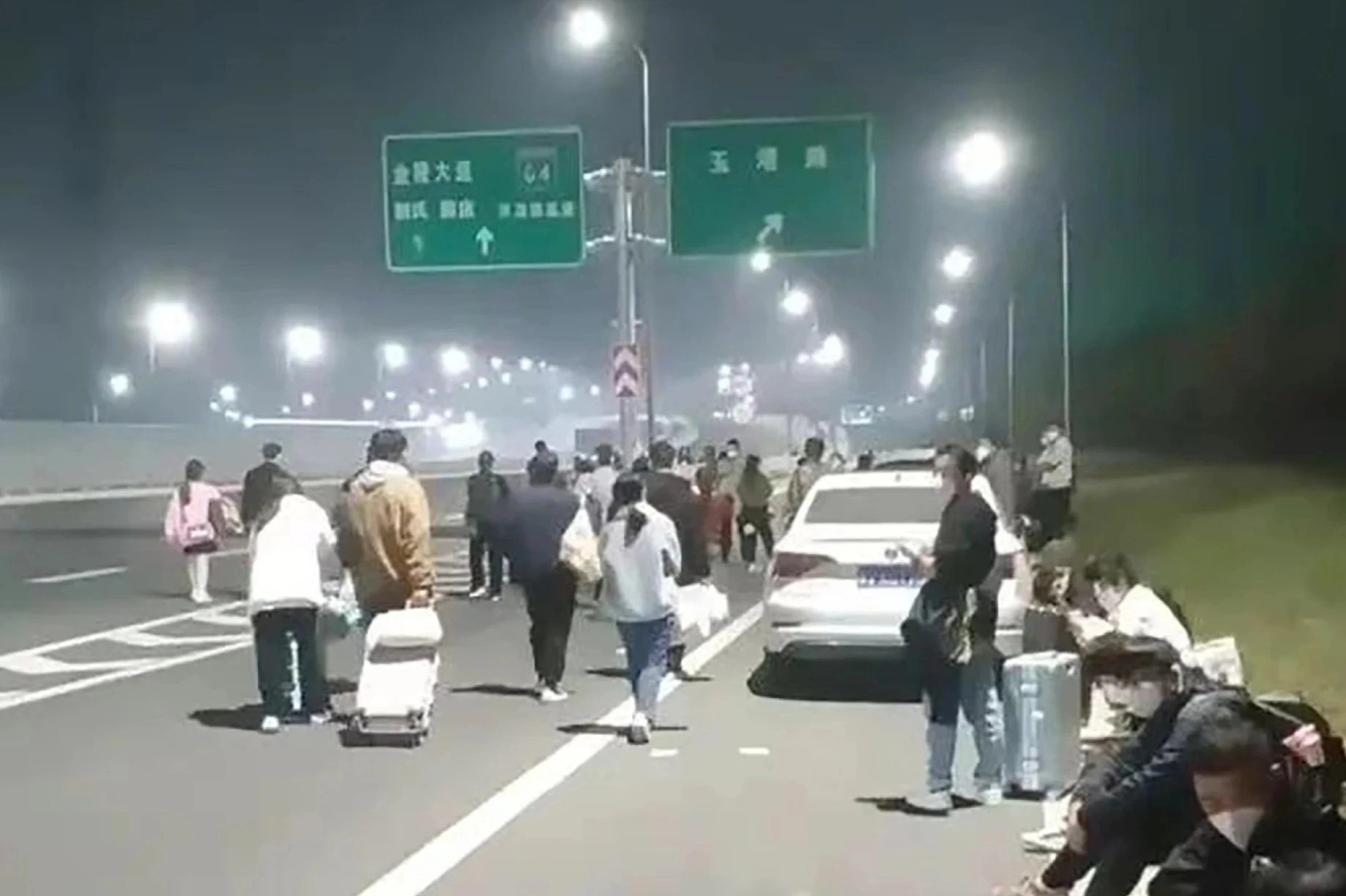 Cong nhan lu luot roi khoi 'thanh pho iPhone' hinh anh