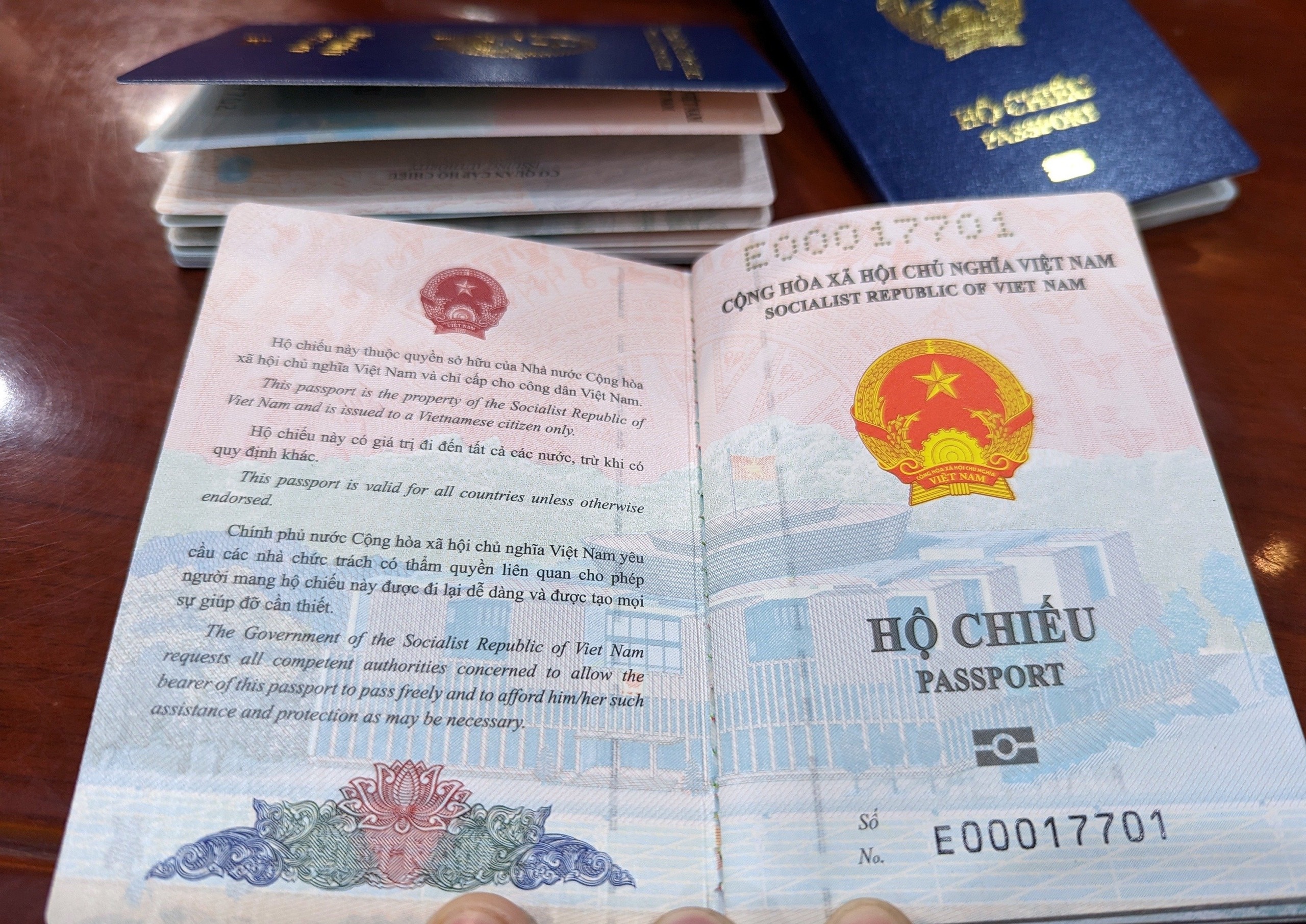 ho chieu gan chip anh 1