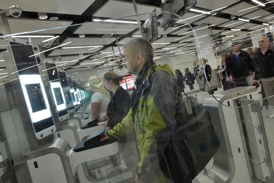 ho chieu gan chip anh 2