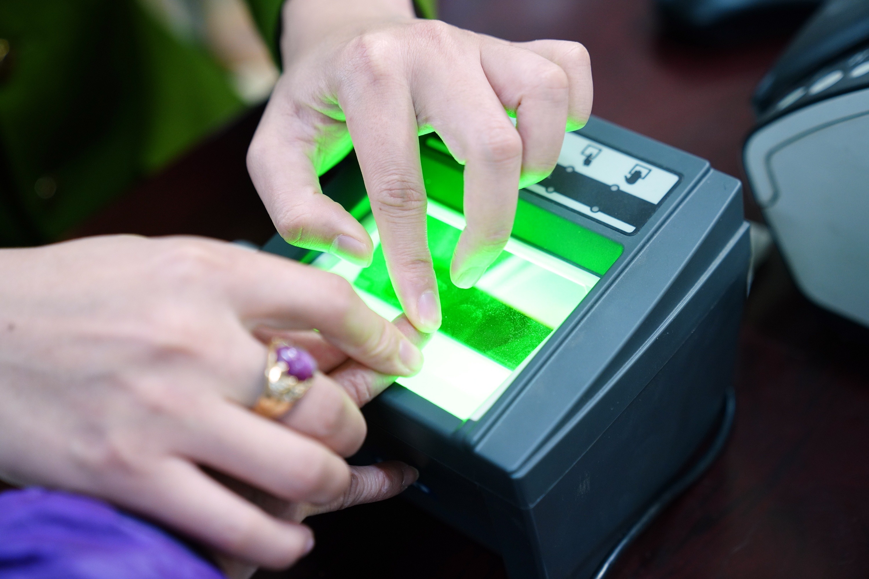 ho chieu gan chip anh 2