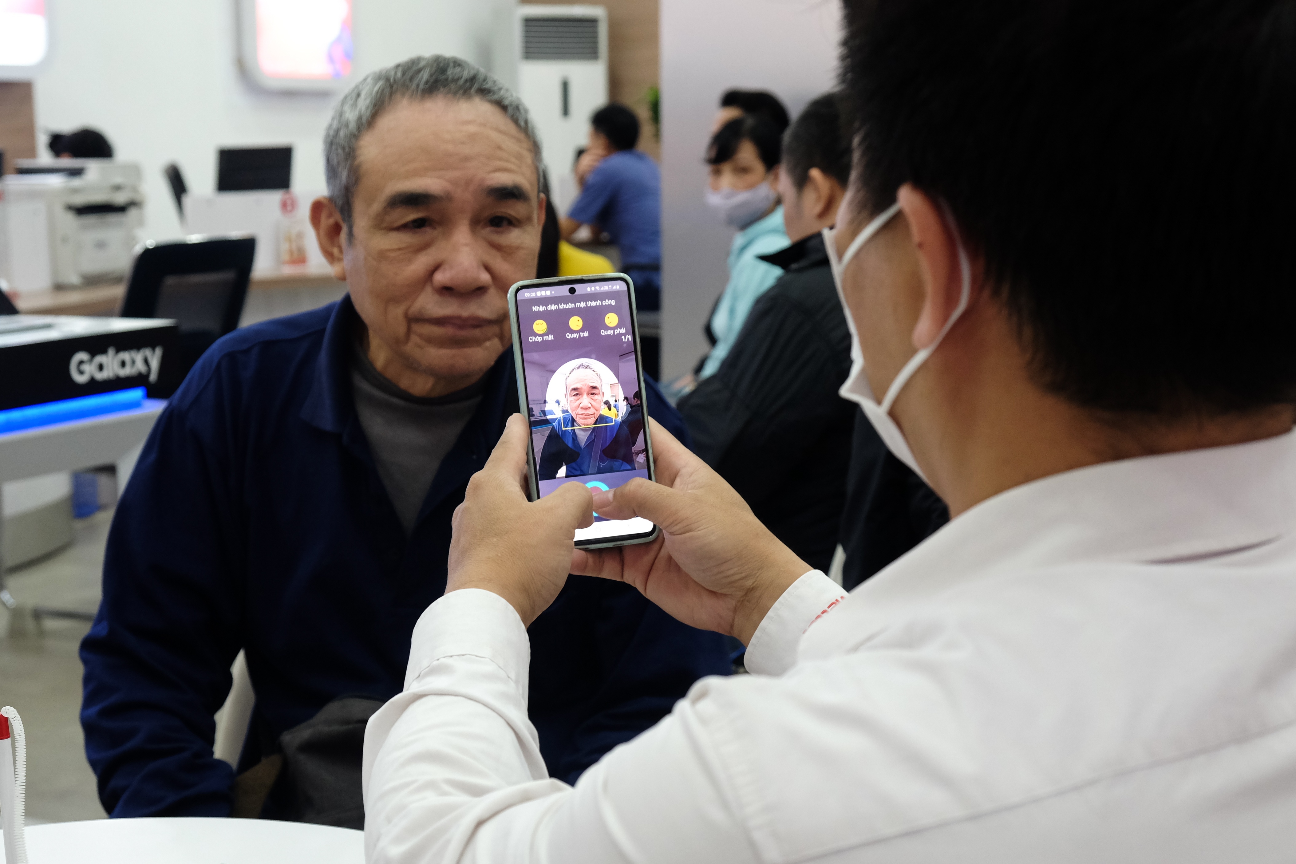 Boi roi khi SIM chinh chu bi khoa lien lac hinh anh