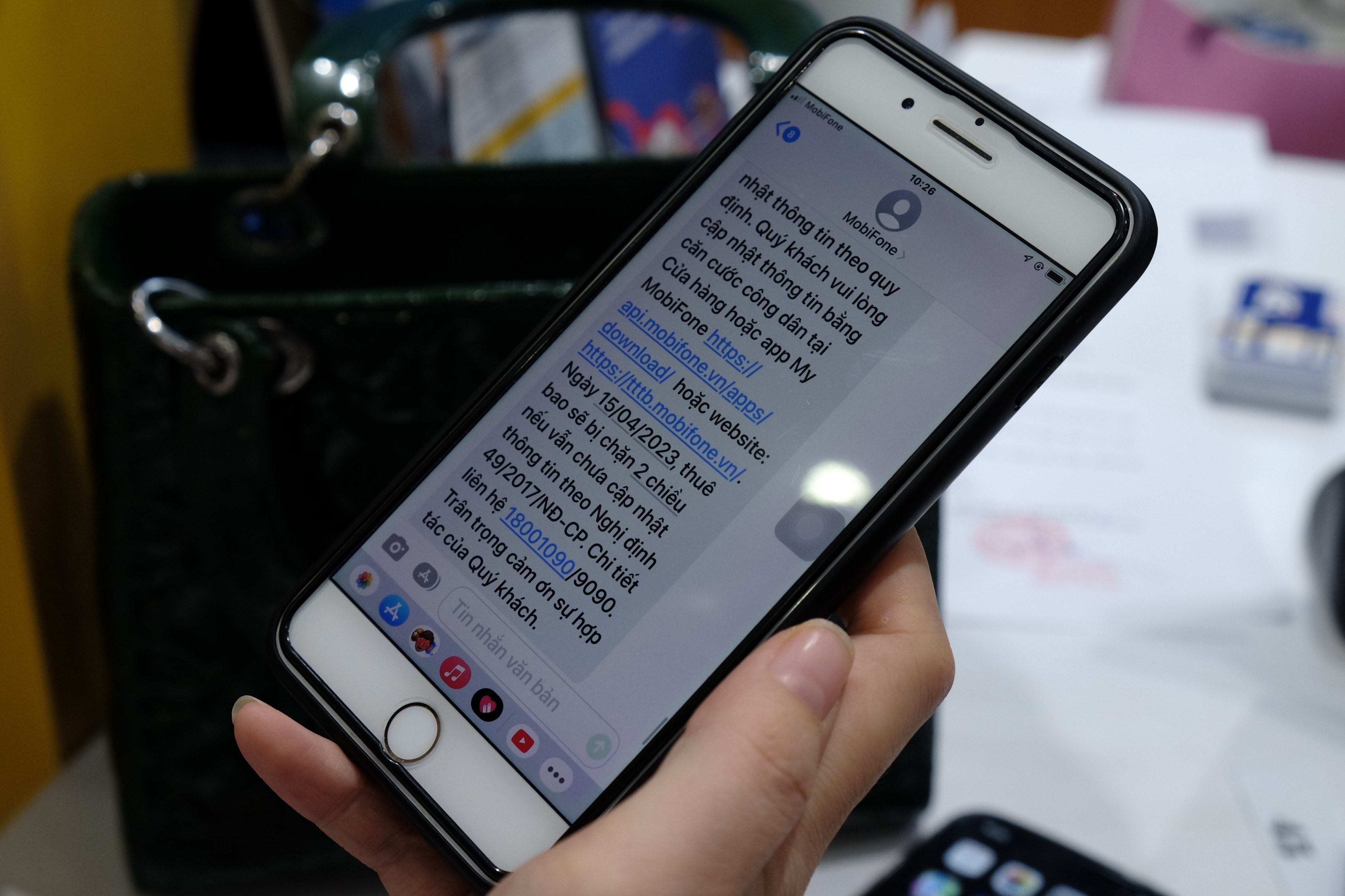 Hon mot trieu thue bao di dong bi khoa dem qua hinh anh