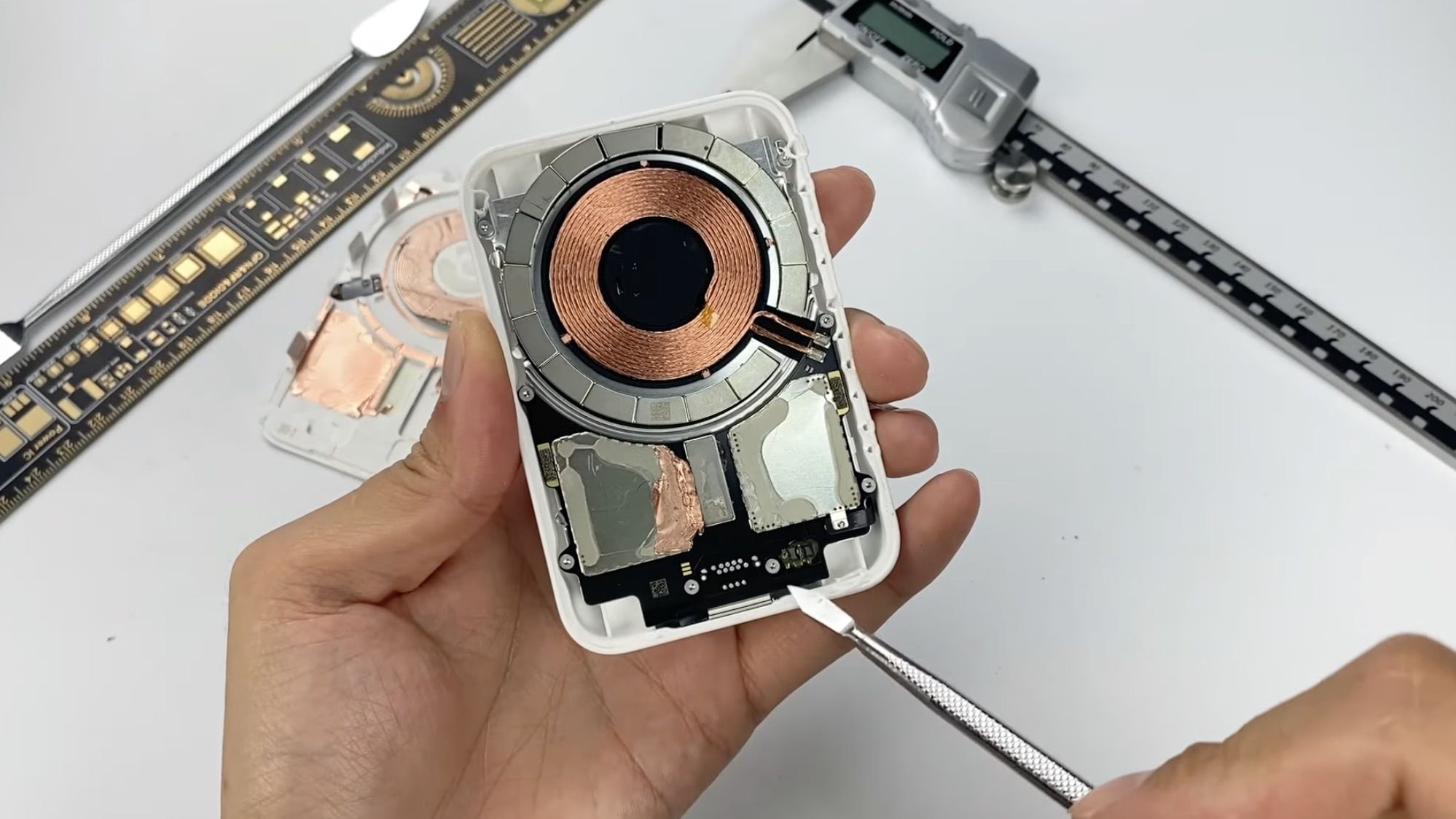 Kinh thuc te ao Apple lo nhung bo phan dau tien hinh anh