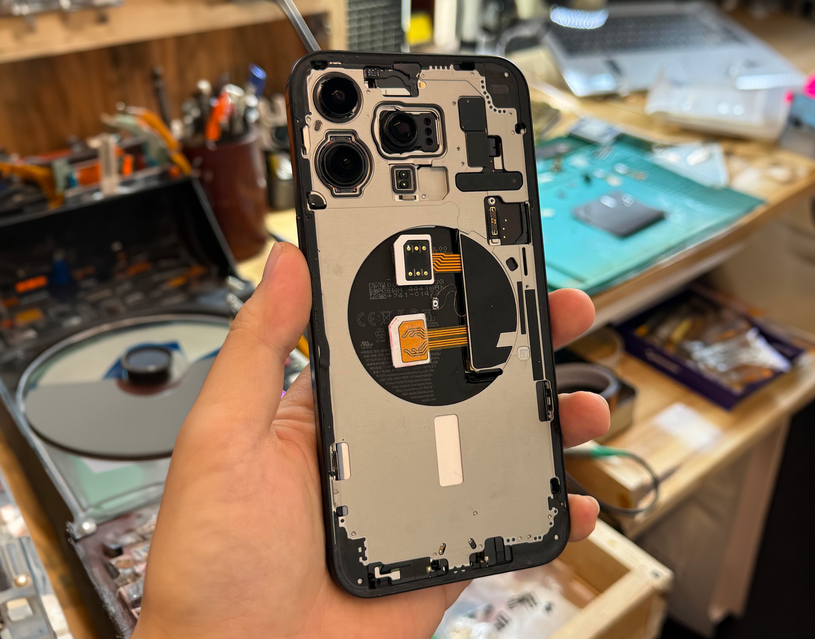 Tho Viet do 2 SIM vat ly cho iPhone 15 khoa mang My hinh anh