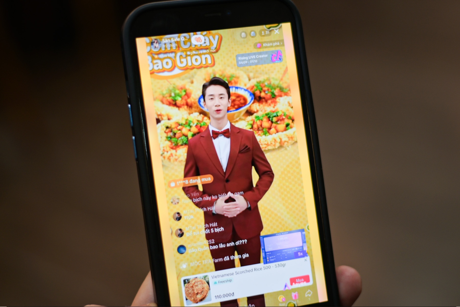 Nguoi ao livestream ban hang o Viet Nam hinh anh