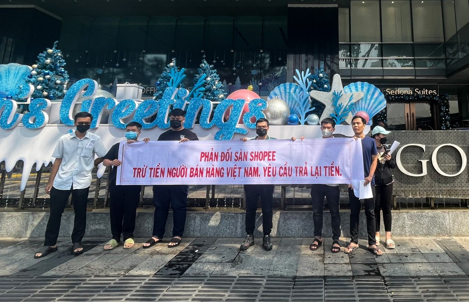 Chu shop cang bang ron truoc van phong Shopee doi tien hinh anh