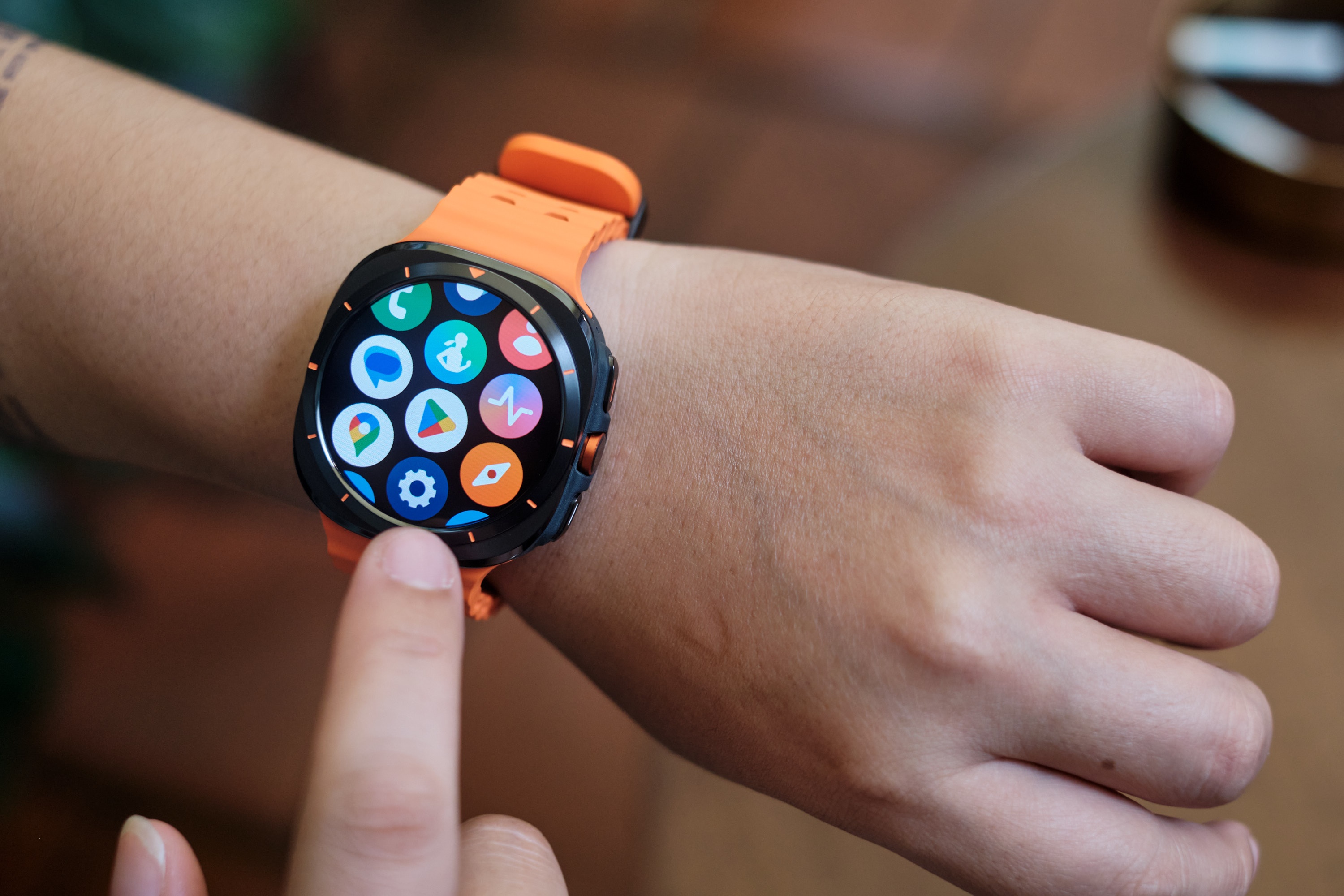 Dong ho thong minh lon nhat cua Samsung hinh anh