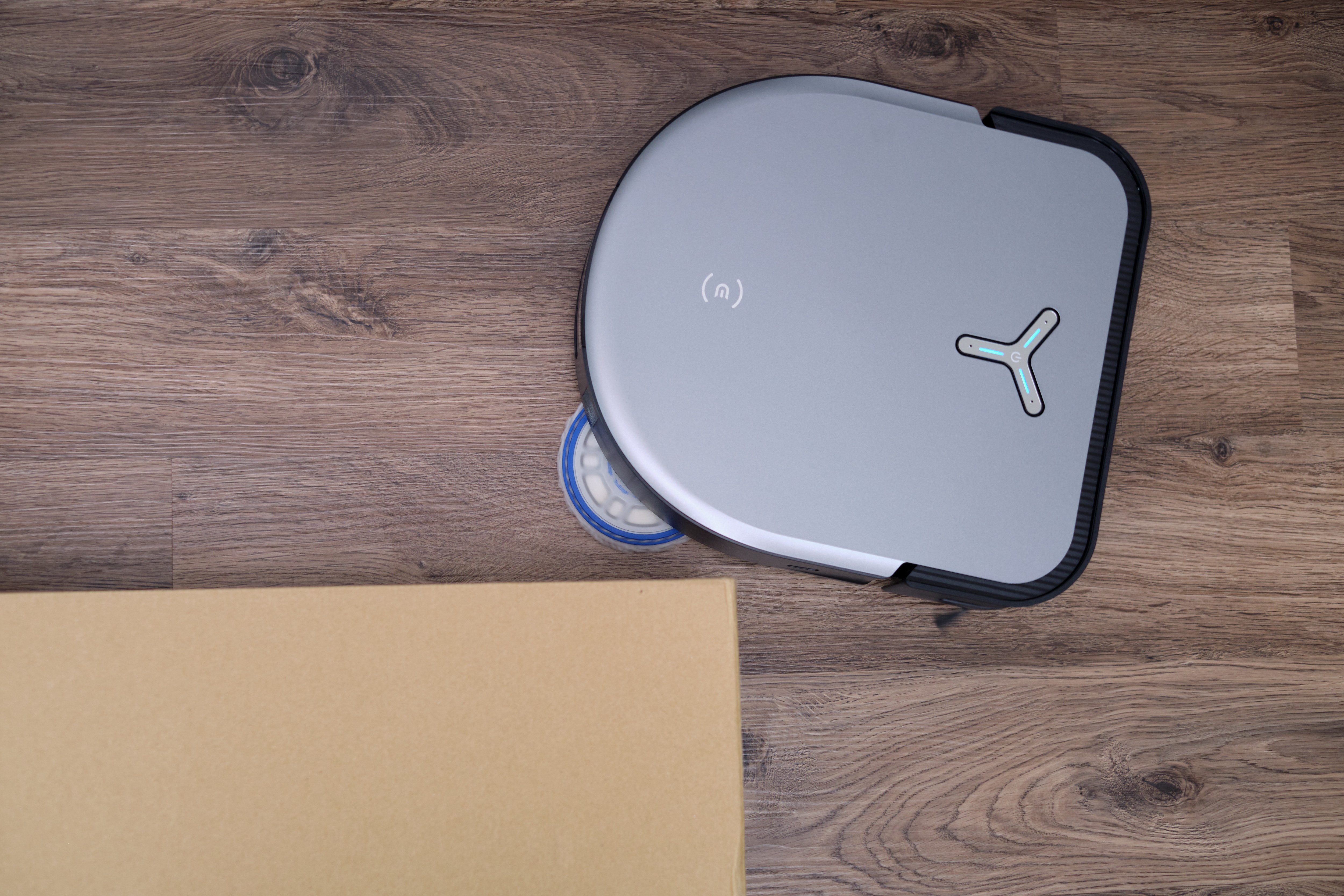 Robot hut bui hinh chu D co the ‘tho chan’ de lau goc tuong hinh anh