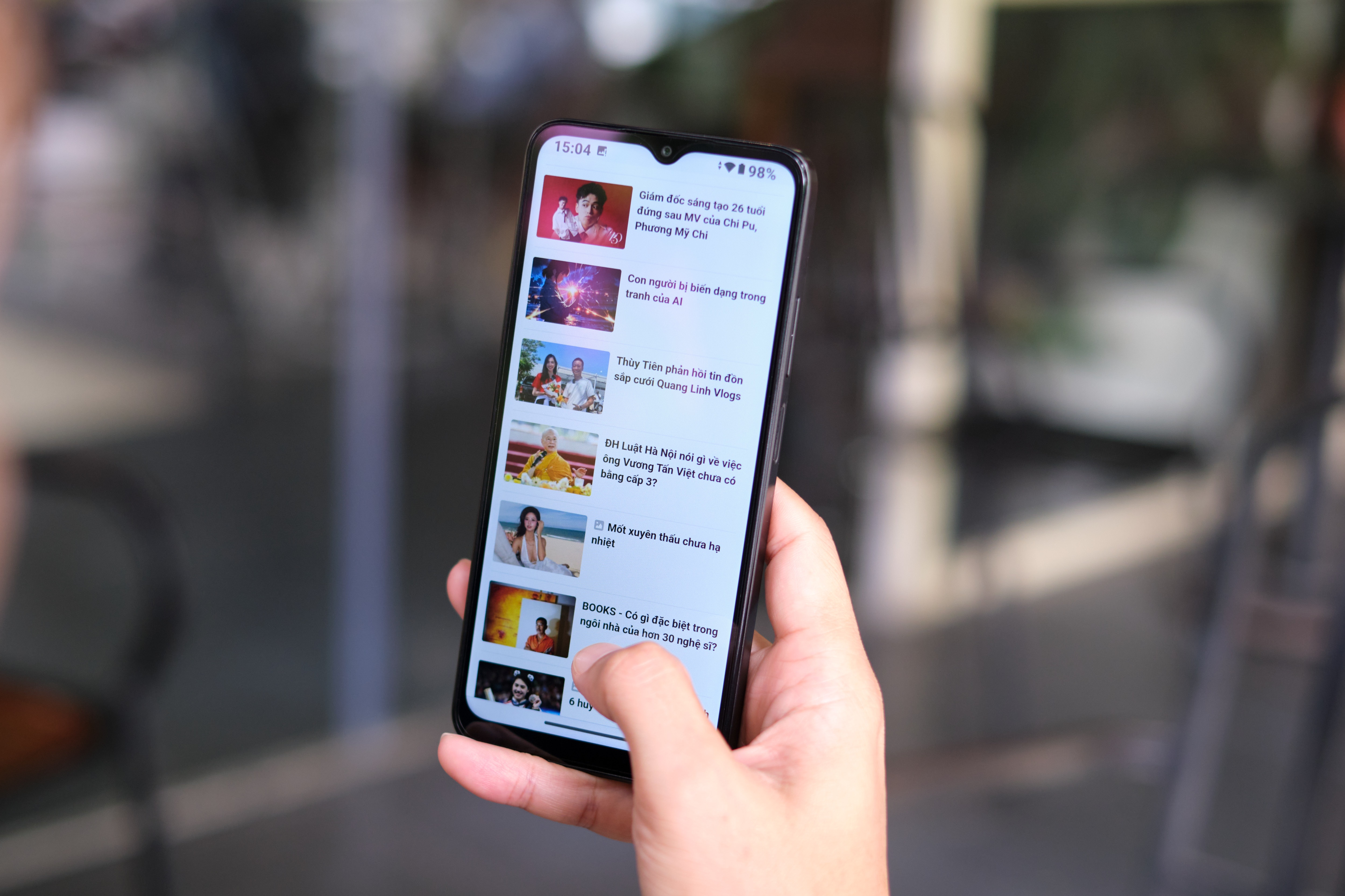 Smartphone tam gia 2 trieu de thay the dien thoai 2G hinh anh