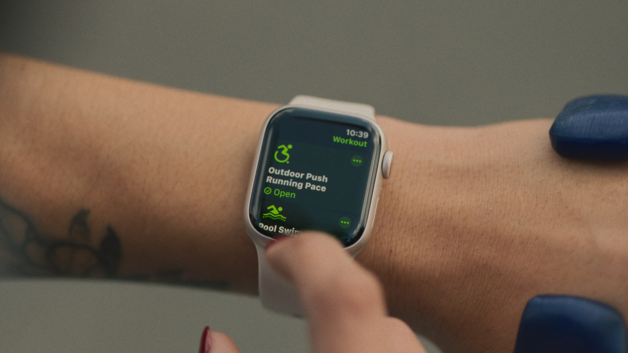 Apple 'khoe kheo' tinh nang ho tro trong video ve Paralympic hinh anh