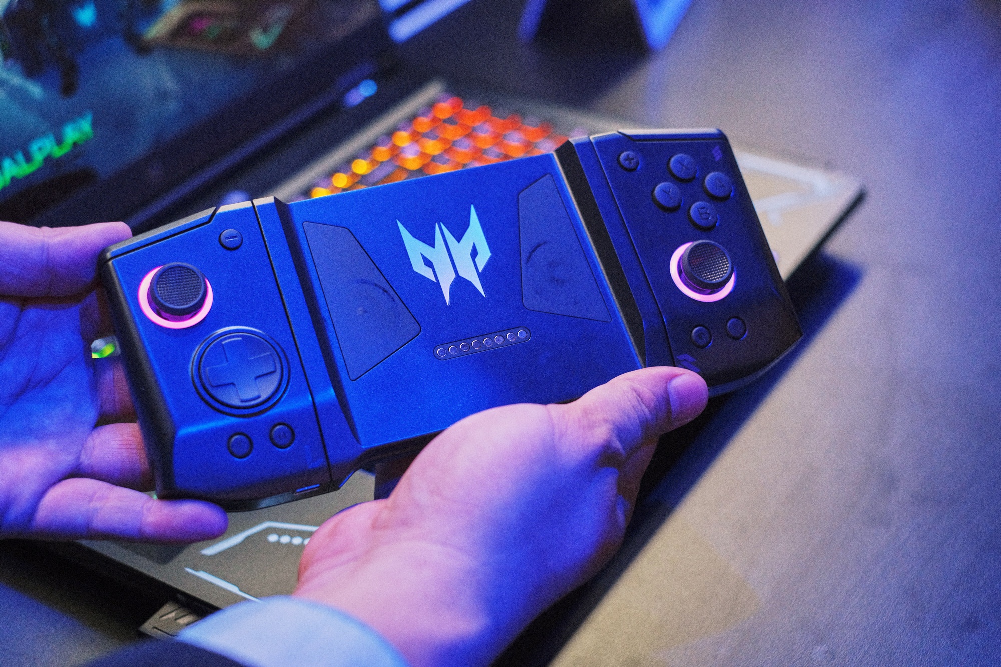 Laptop tich hop tay cam choi game ngay duoi ban phim hinh anh