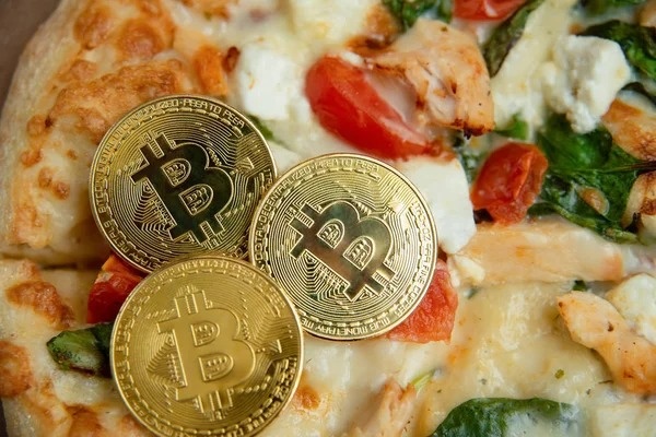Hai chiec pizza duoc mua bang Bitcoin gio co gia 1 ty USD hinh anh