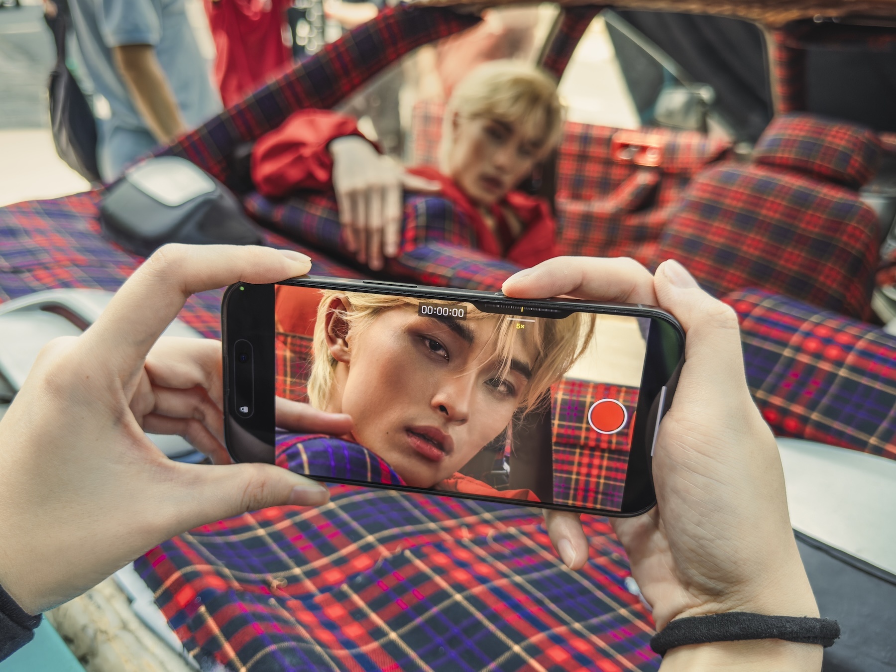 Ca si Viet lam MV quay bang dien thoai hinh anh