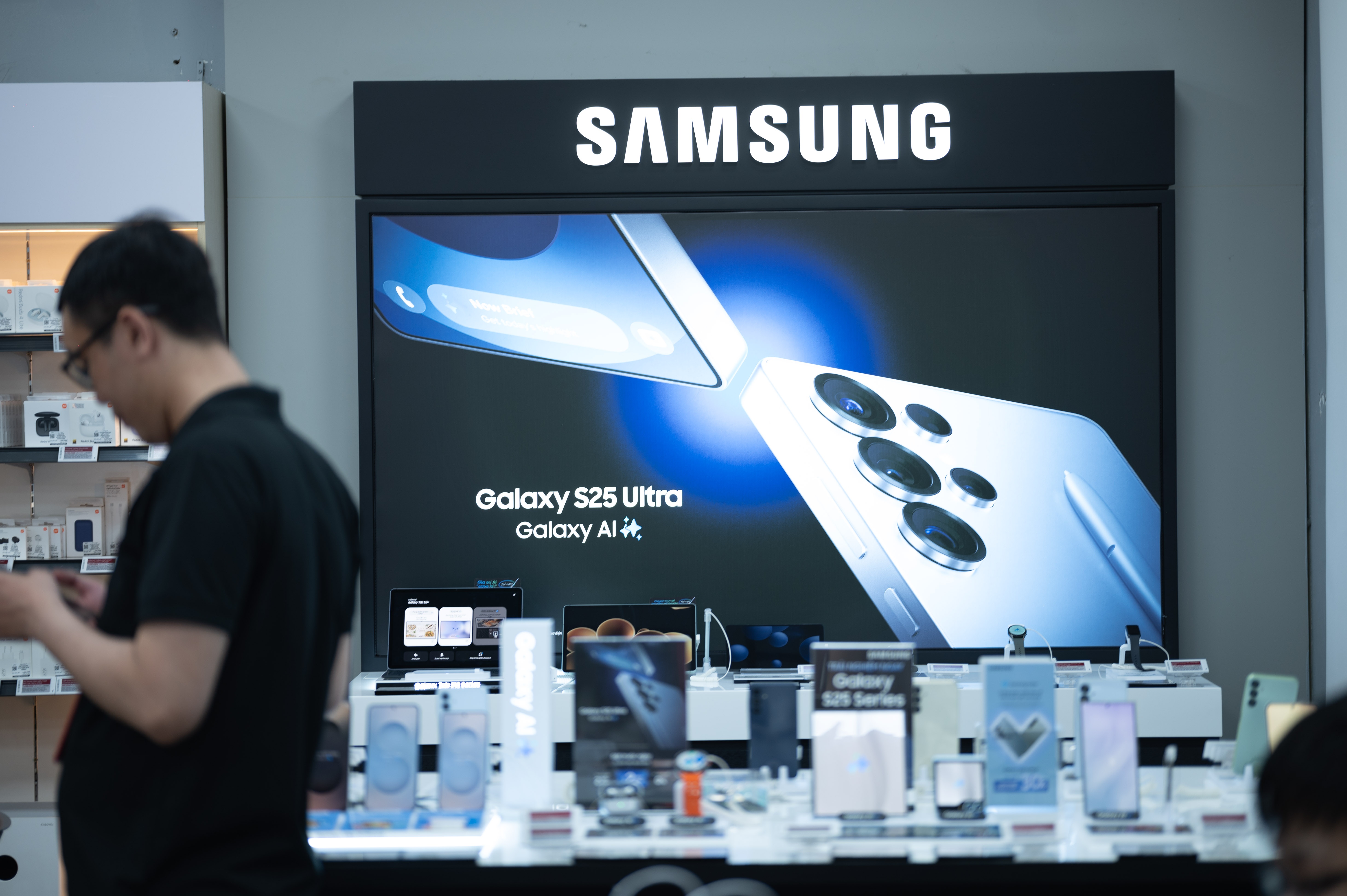 Thang lon nho ban dien thoai dung mua Tet hinh anh