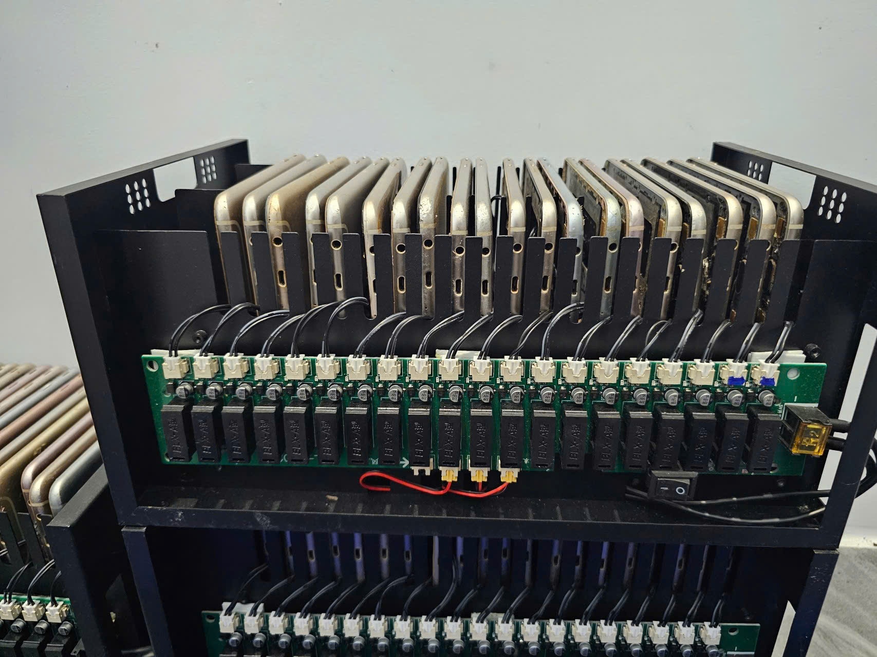 Facebook, X dau dau vi dong 'xac dien thoai' hinh anh