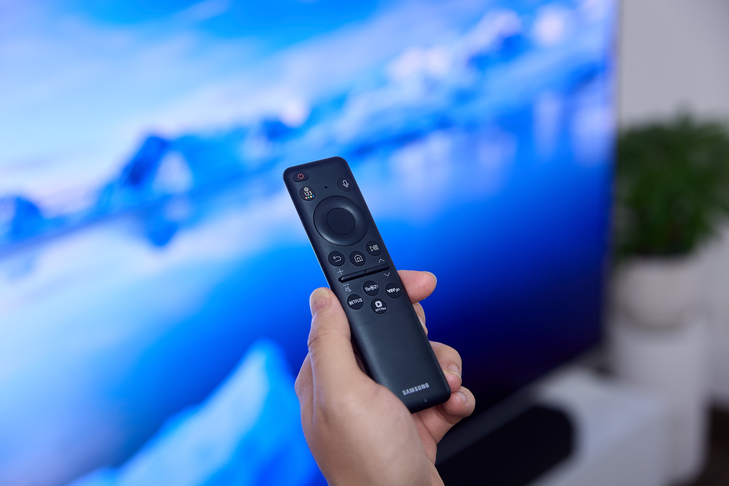 Samsung S95F,  TV OLED Samsung,  TV cao cap,  OLED 2025,  danh gia S95F,  tinh nang chong loa anh 9