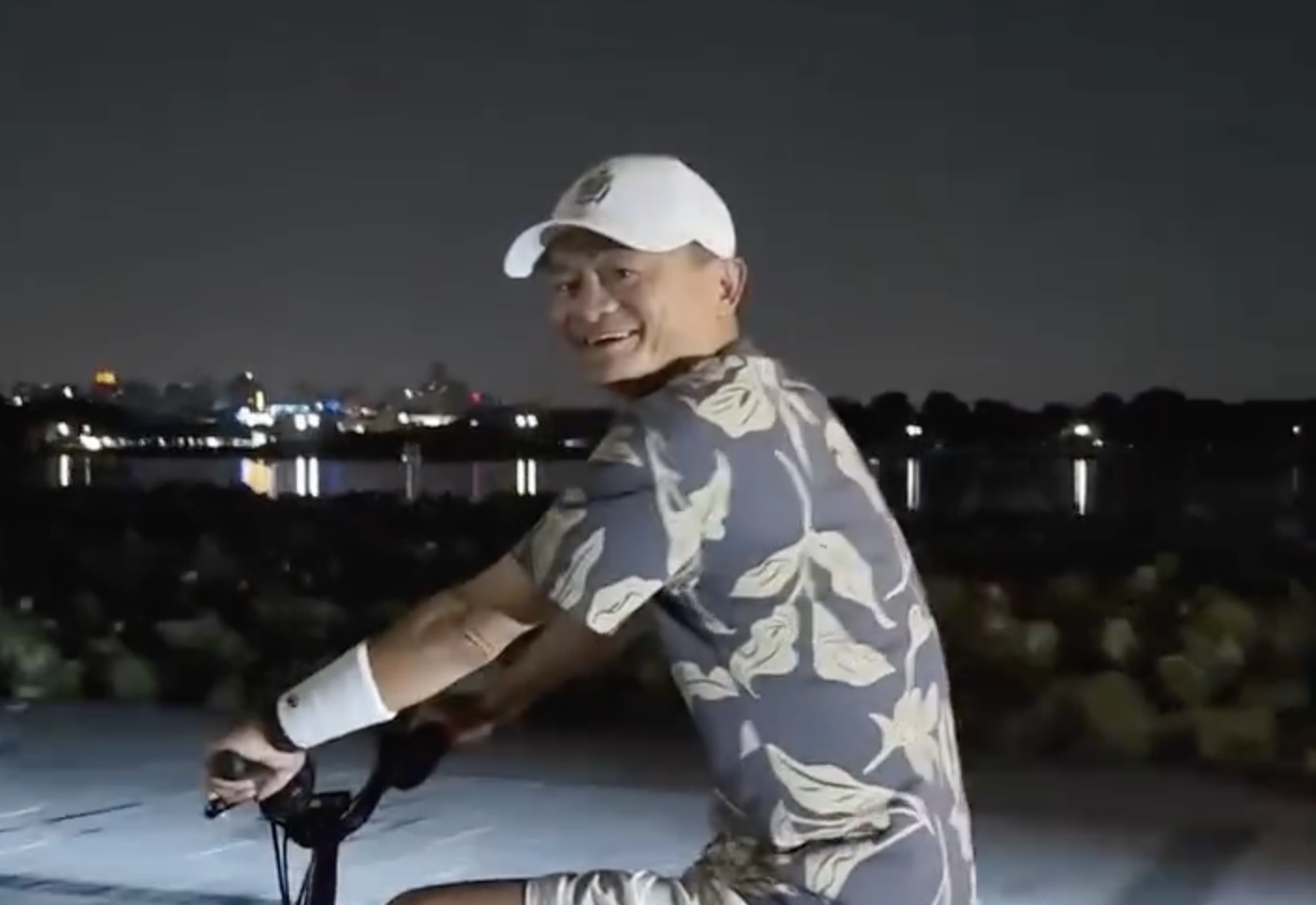 Video Jack Ma dap xe khong ve si thu hut trieu luot xem hinh anh