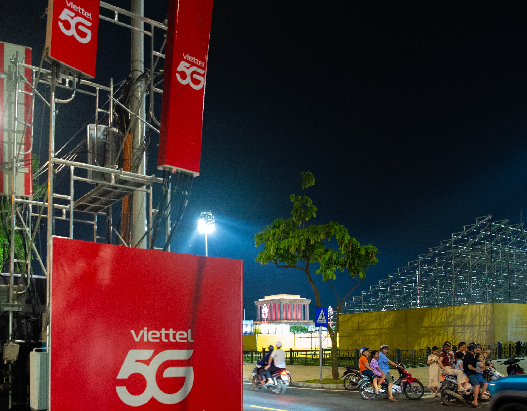 Nha mang dong loat tung khuyen mai mung 80 nam Quoc khanh hinh anh