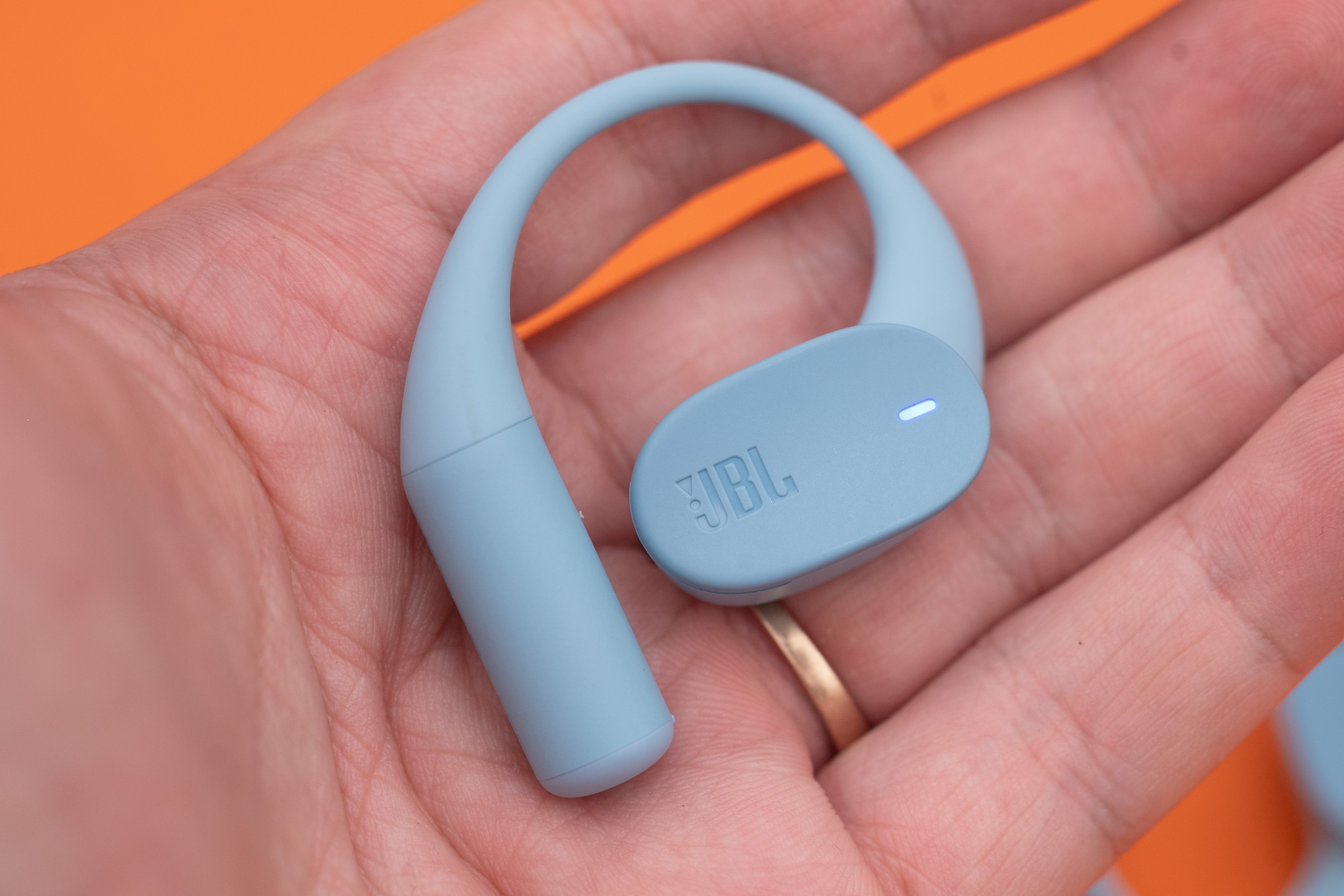 Su tien hoa cua tai nghe the thao hinh anh