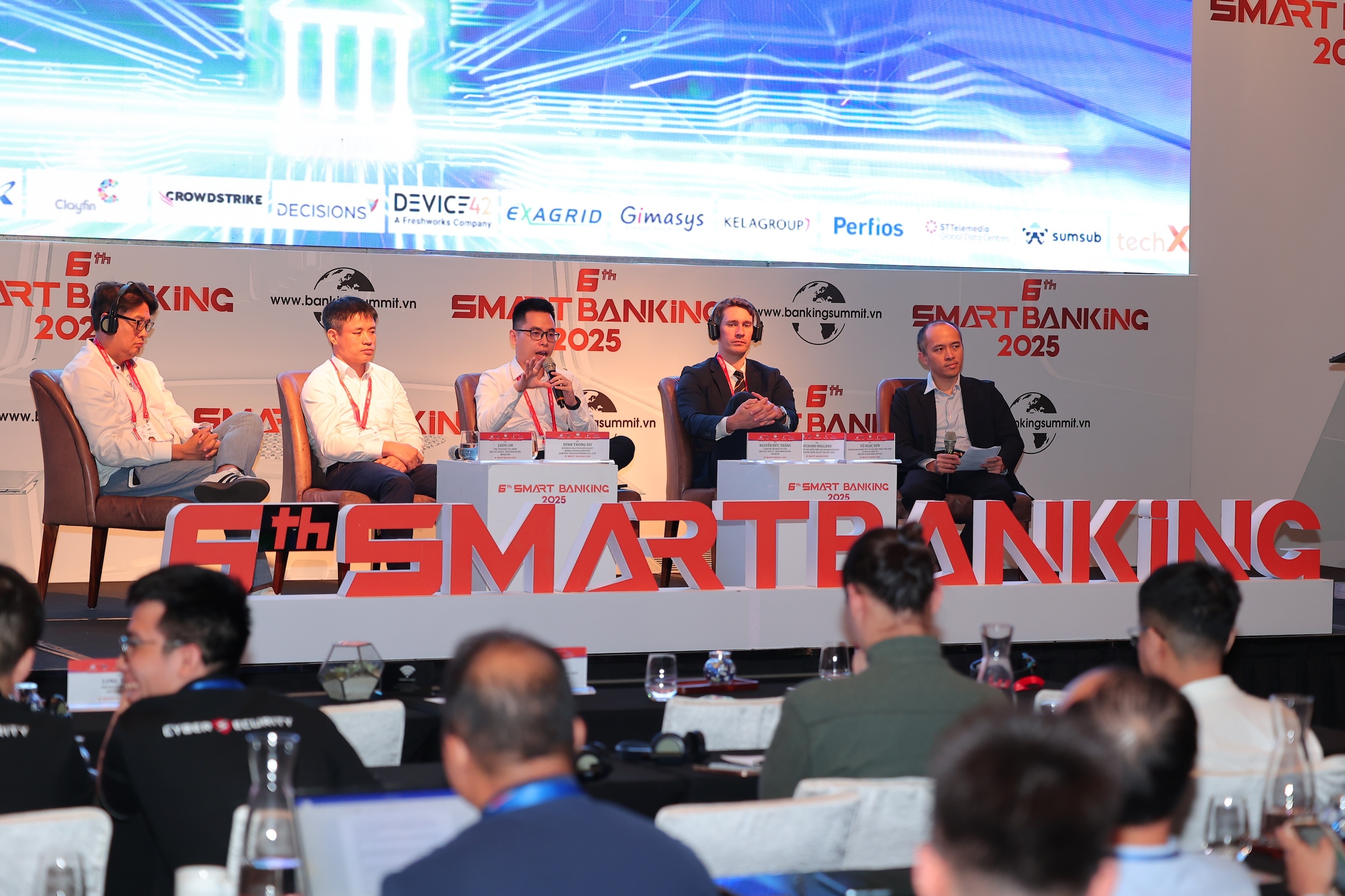 Ngan hang Viet doi mat nhung thach thuc bao mat gi? hinh anh