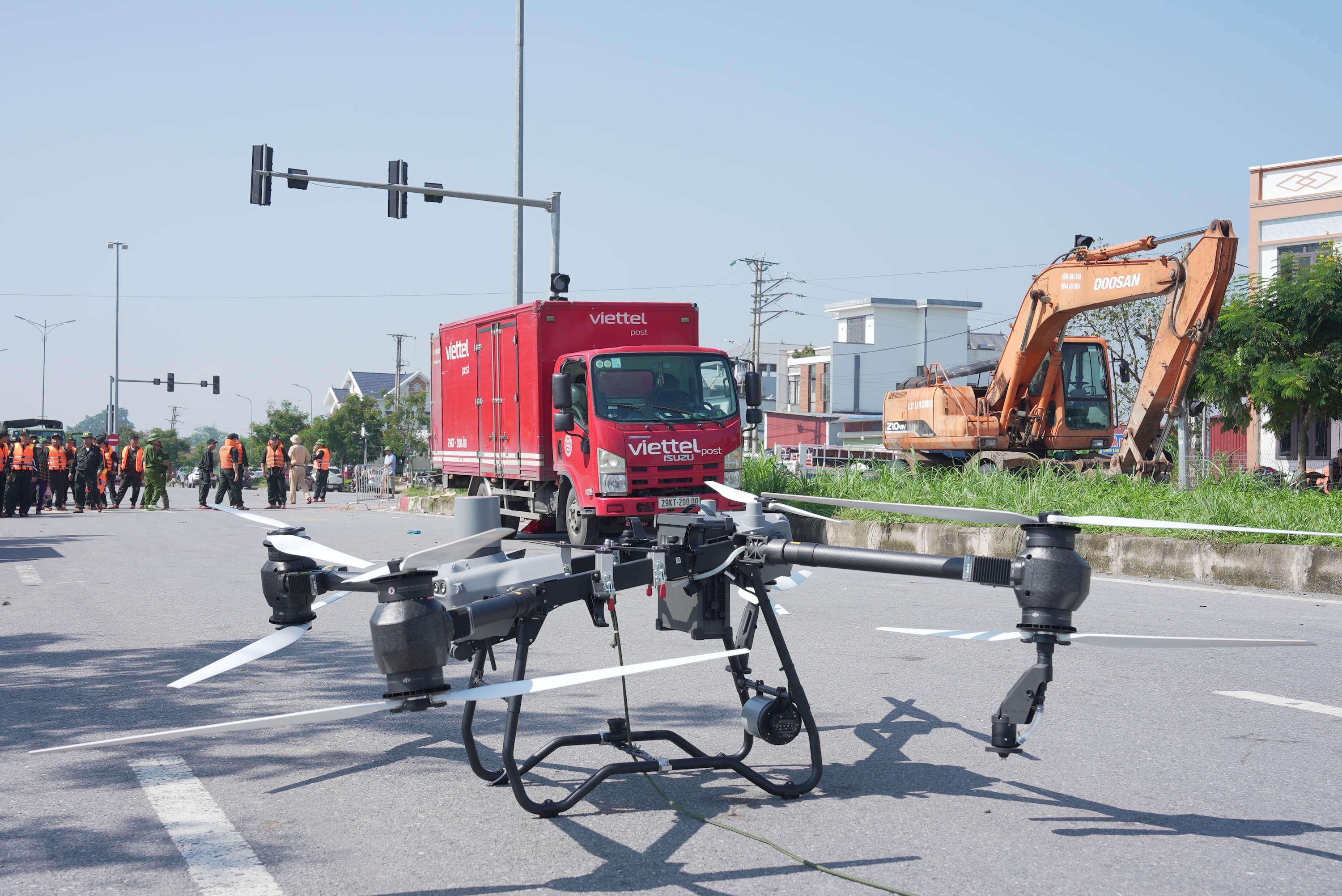 Drone bay vao vung lu, dua thuoc cho be 4 thang tuoi giua dem hinh anh