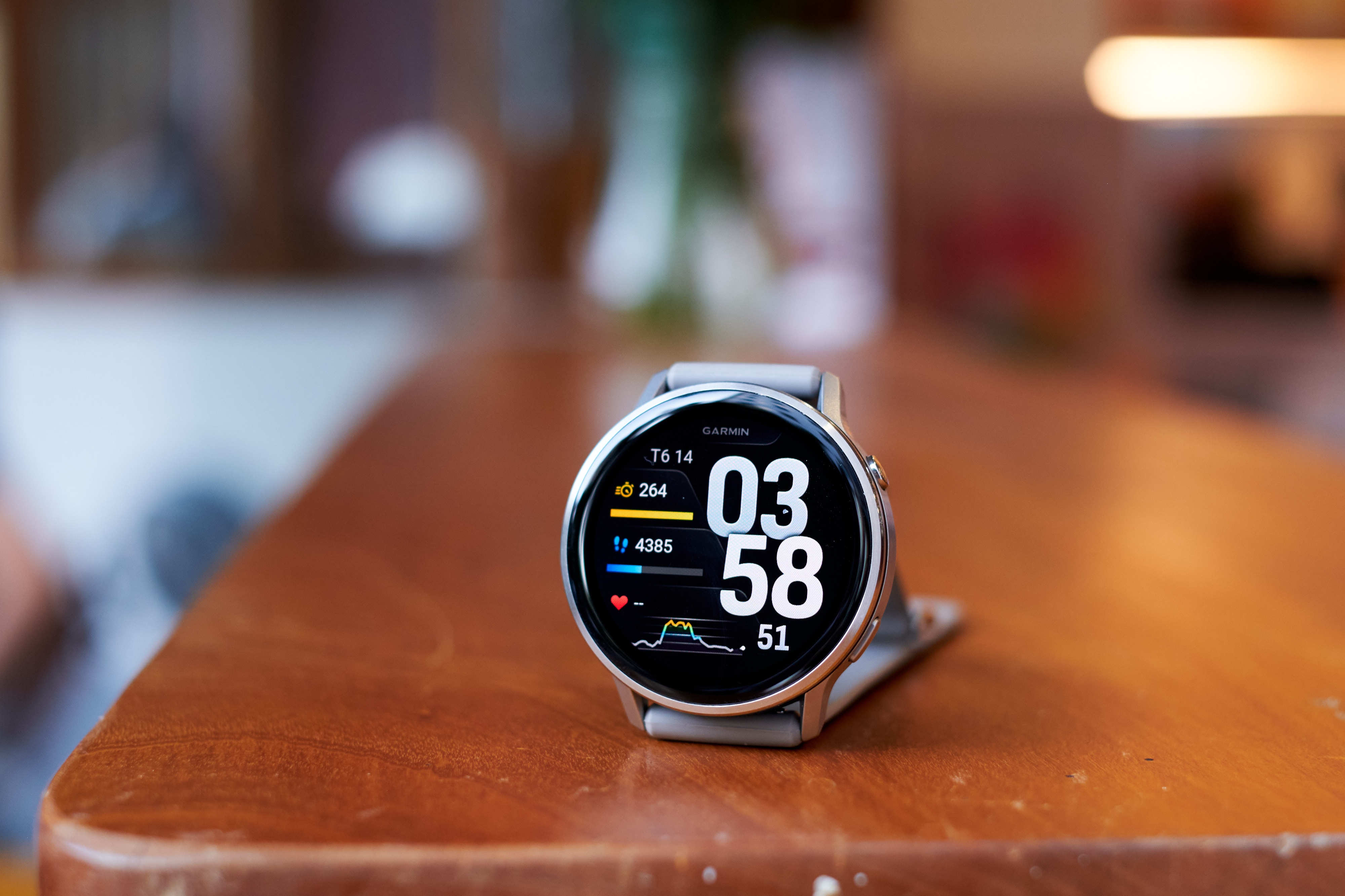 Dong ho thong minh nhac toi ‘sac’ pin dung luc hinh anh