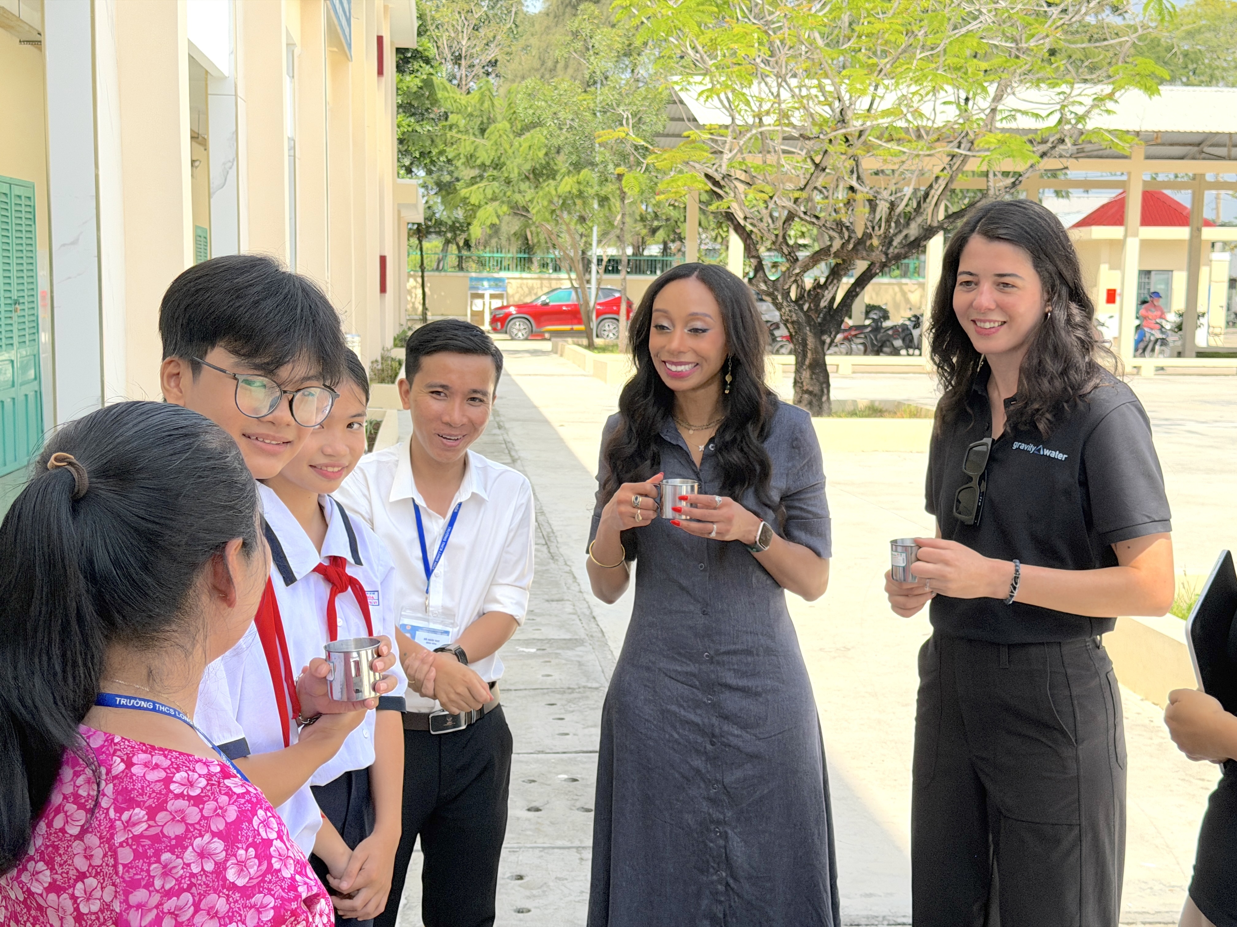 Apple Viet Nam,  nuoc sach truong hoc,  du an nuoc sach,  bien doi khi hau,  trung hoa carbon,  hoc sinh Viet Nam anh 1