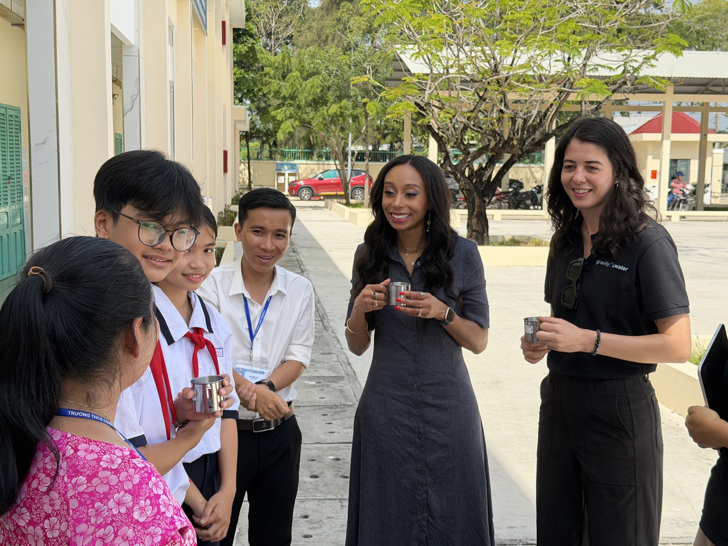 Apple Viet Nam,  nuoc sach truong hoc,  du an nuoc sach,  bien doi khi hau,  trung hoa carbon,  hoc sinh Viet Nam anh 1