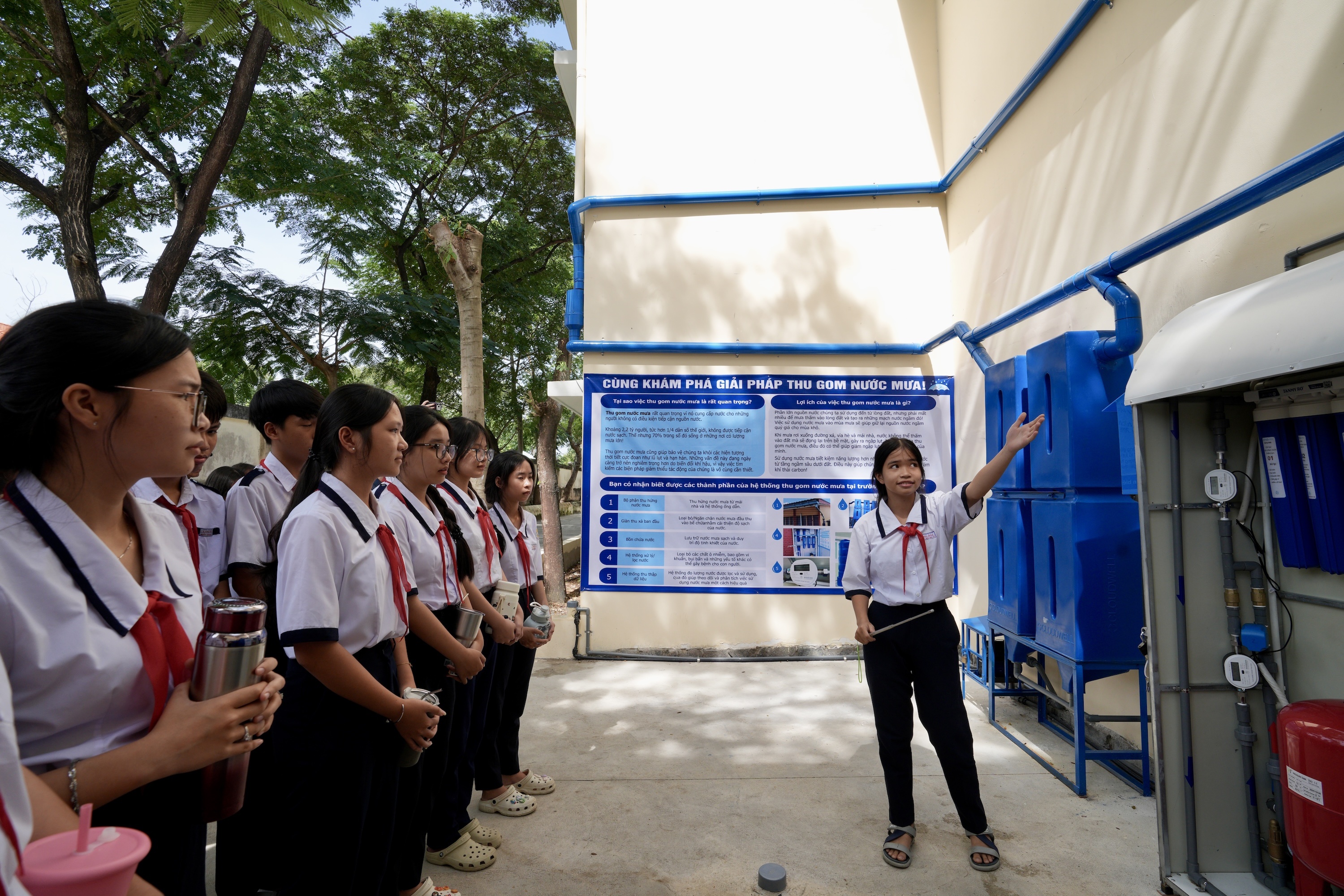 Apple Viet Nam,  nuoc sach truong hoc,  du an nuoc sach,  bien doi khi hau,  trung hoa carbon,  hoc sinh Viet Nam anh 3