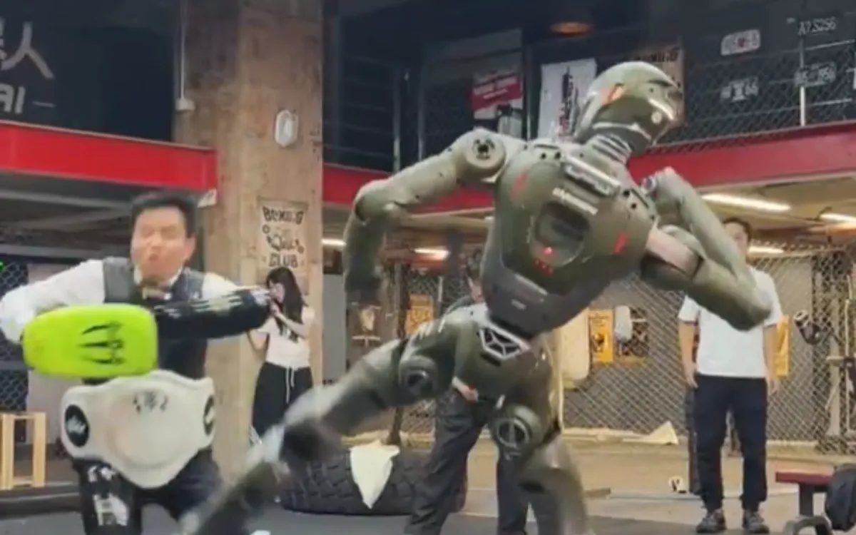 CEO Trung Quoc hung cu da manh tu robot de chung minh khong ky xao hinh anh
