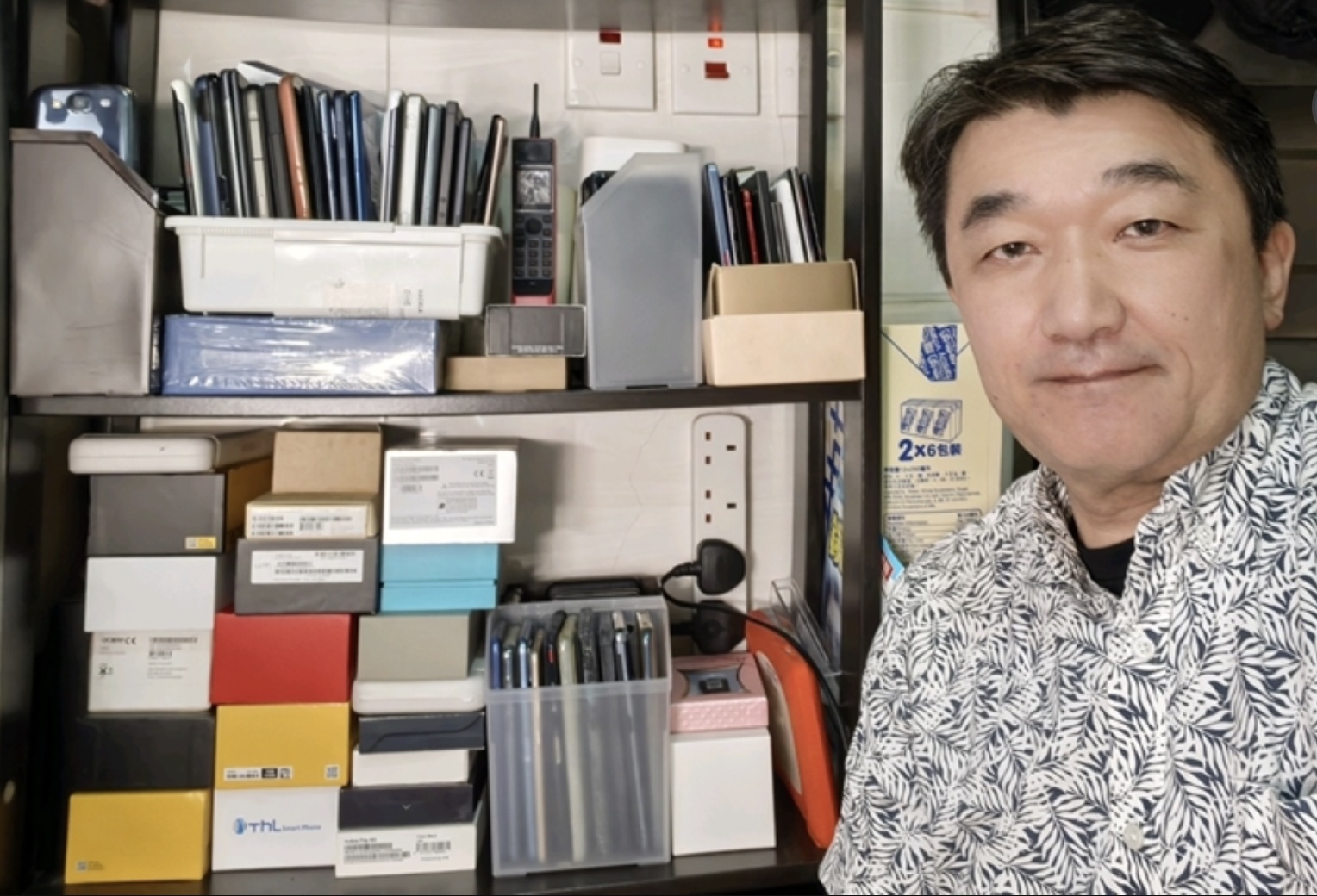 Nguoi dan ong so huu 1.800 chiec dien thoai hinh anh