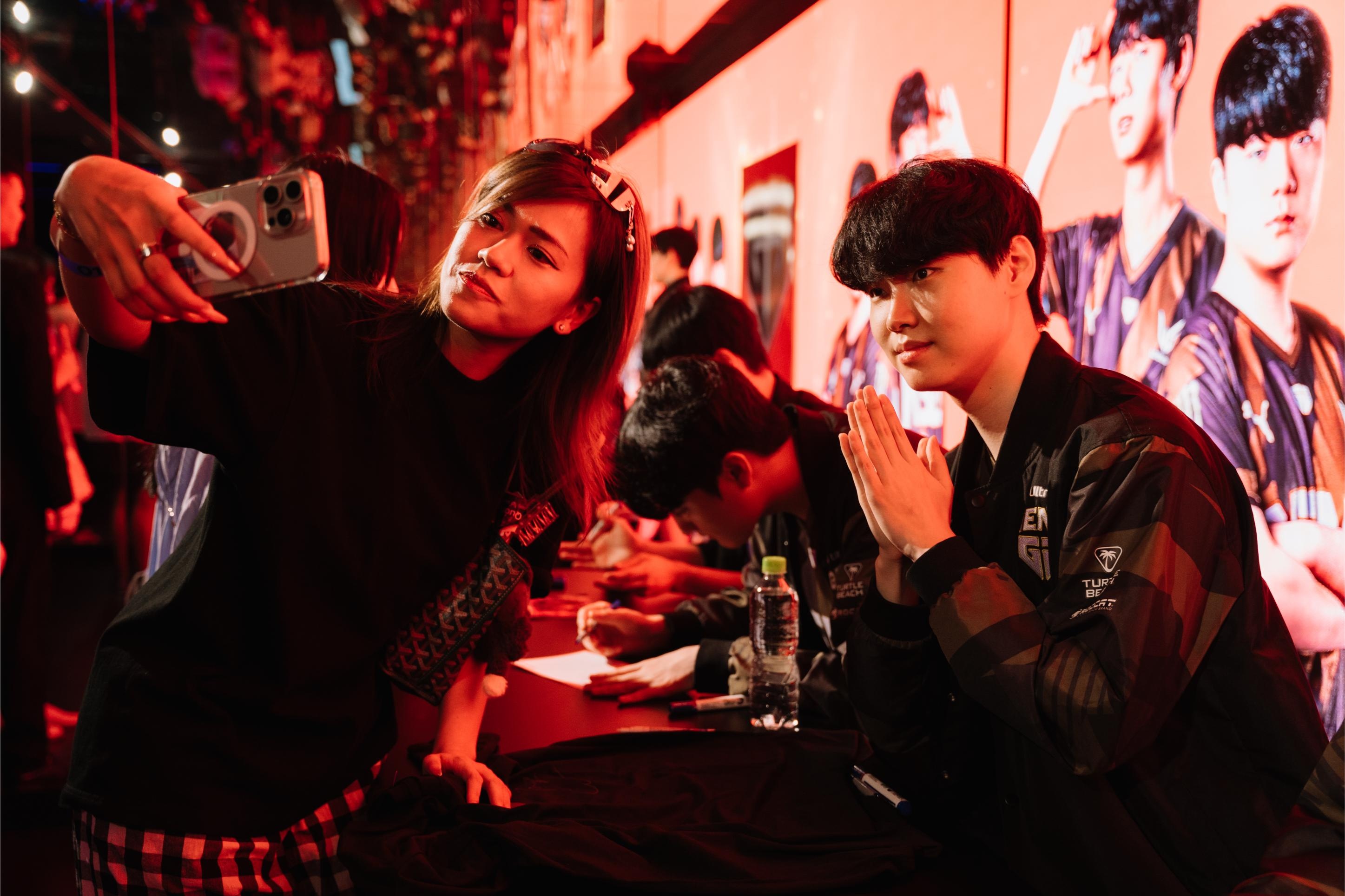 Hang cong nghe tim cach ‘tre hoa’ bang eSports hinh anh