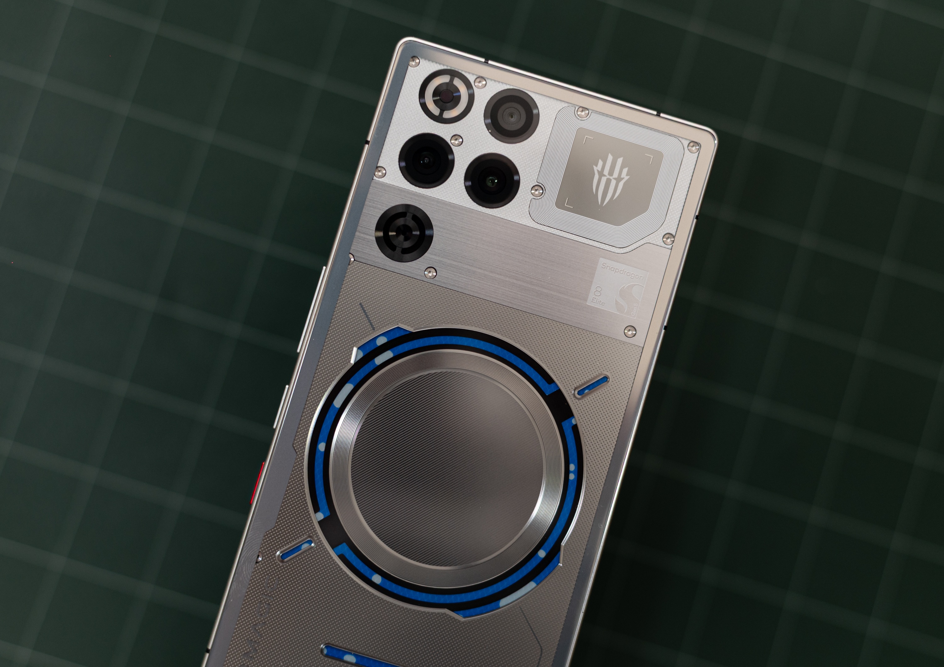 Trai nghiem dien thoai co tan nhiet chat long dau tien tren the gioi hinh anh