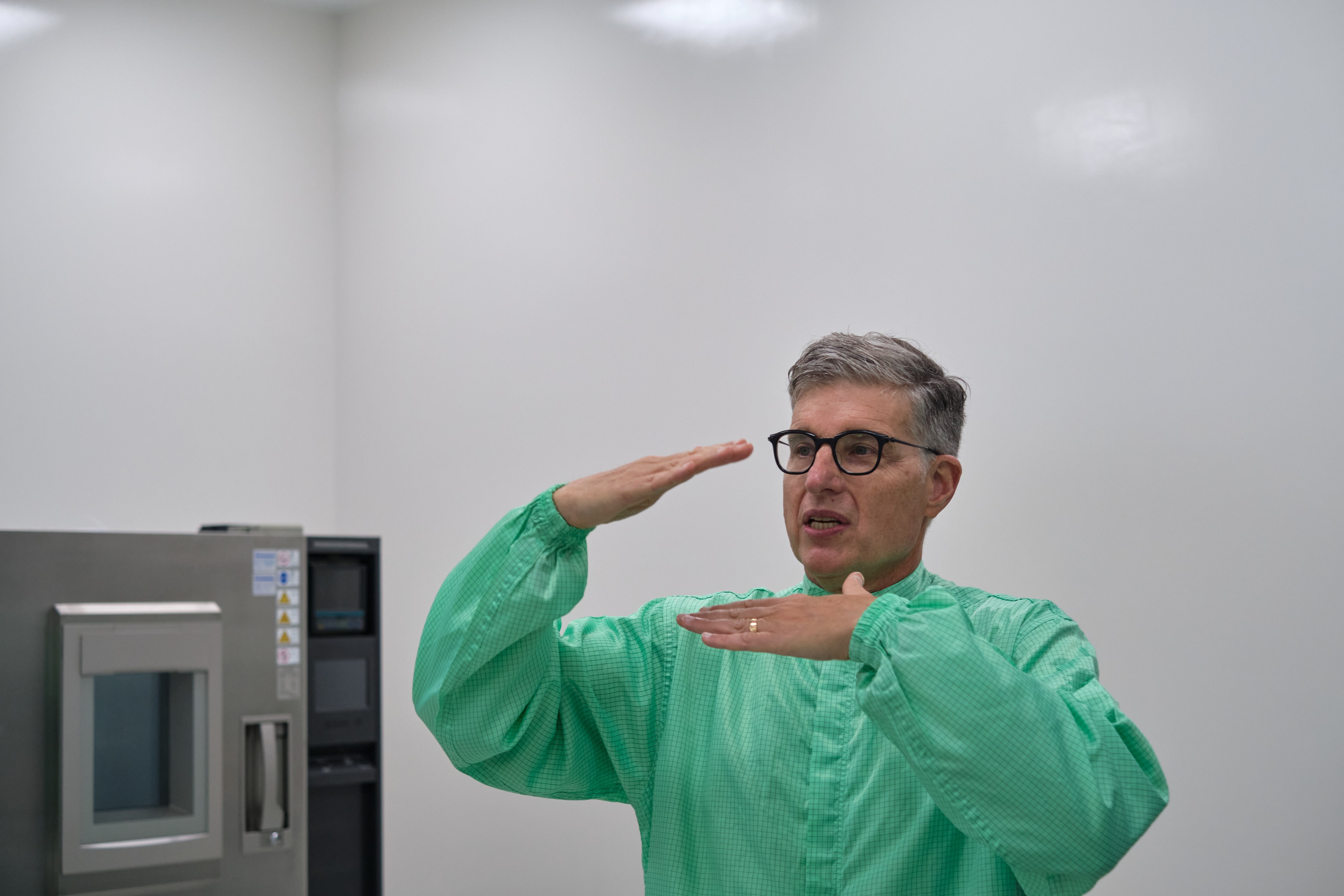 ben trong nha may apple anh 2