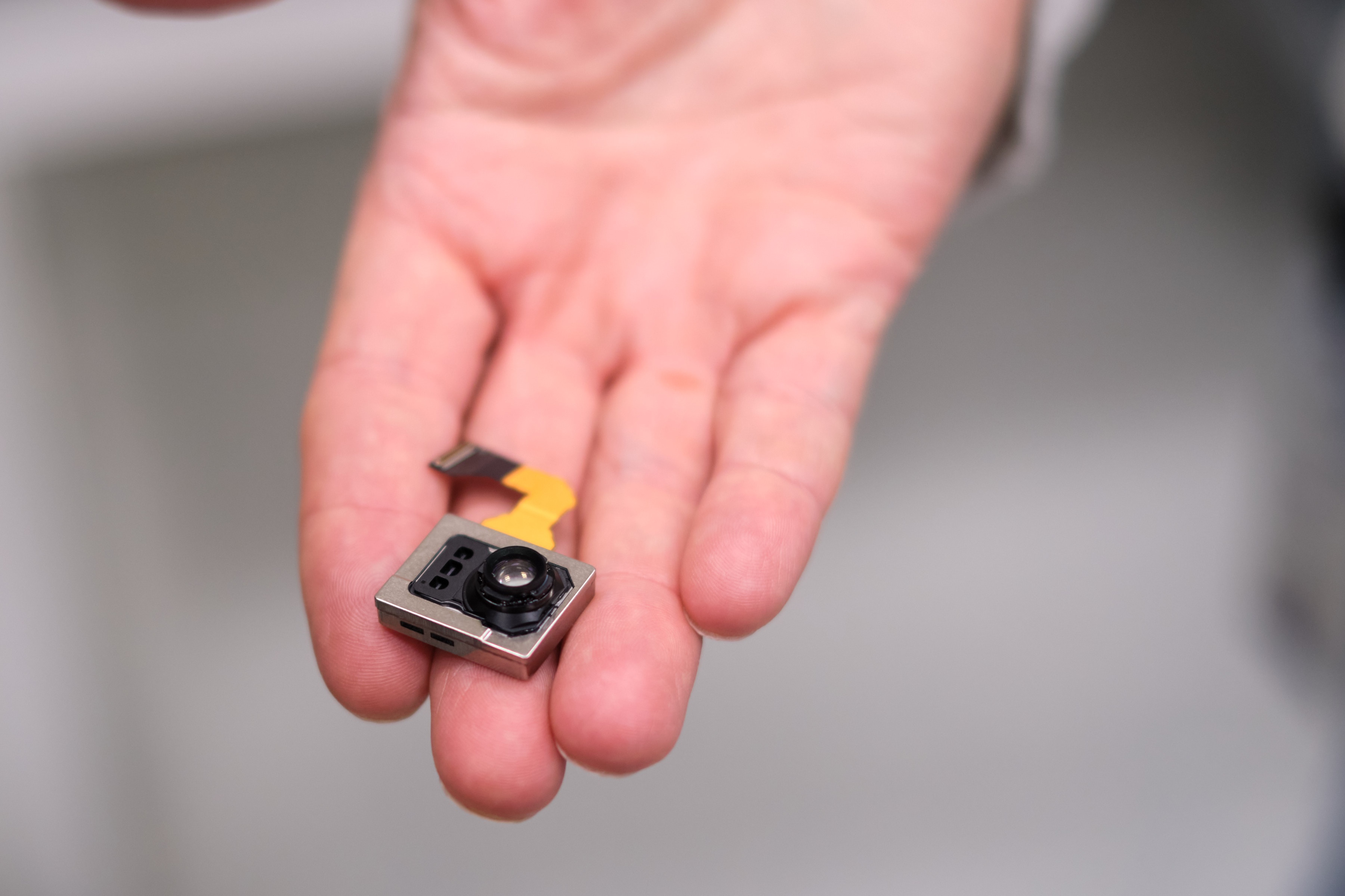 ben trong nha may apple anh 3