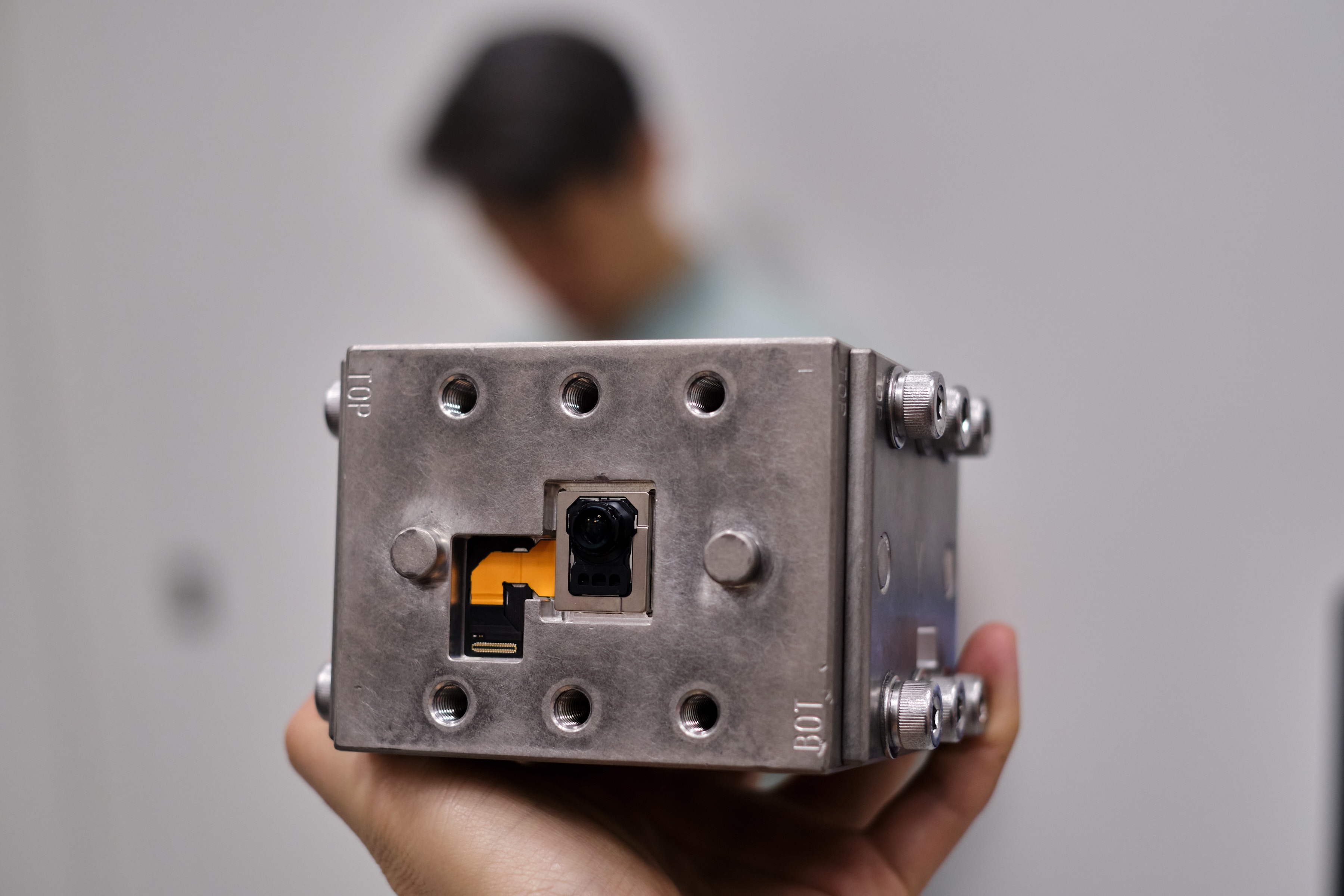 ben trong nha may apple anh 4