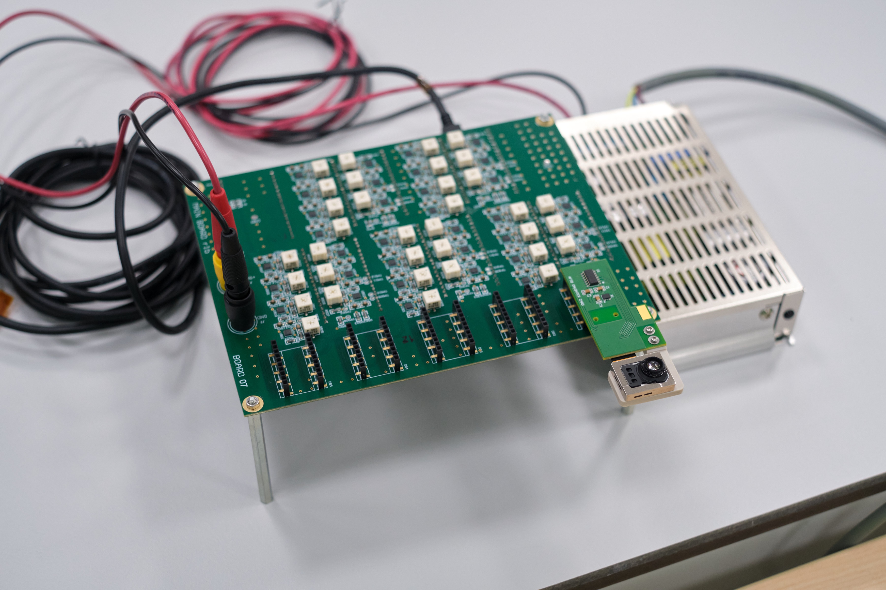 ben trong nha may apple anh 8