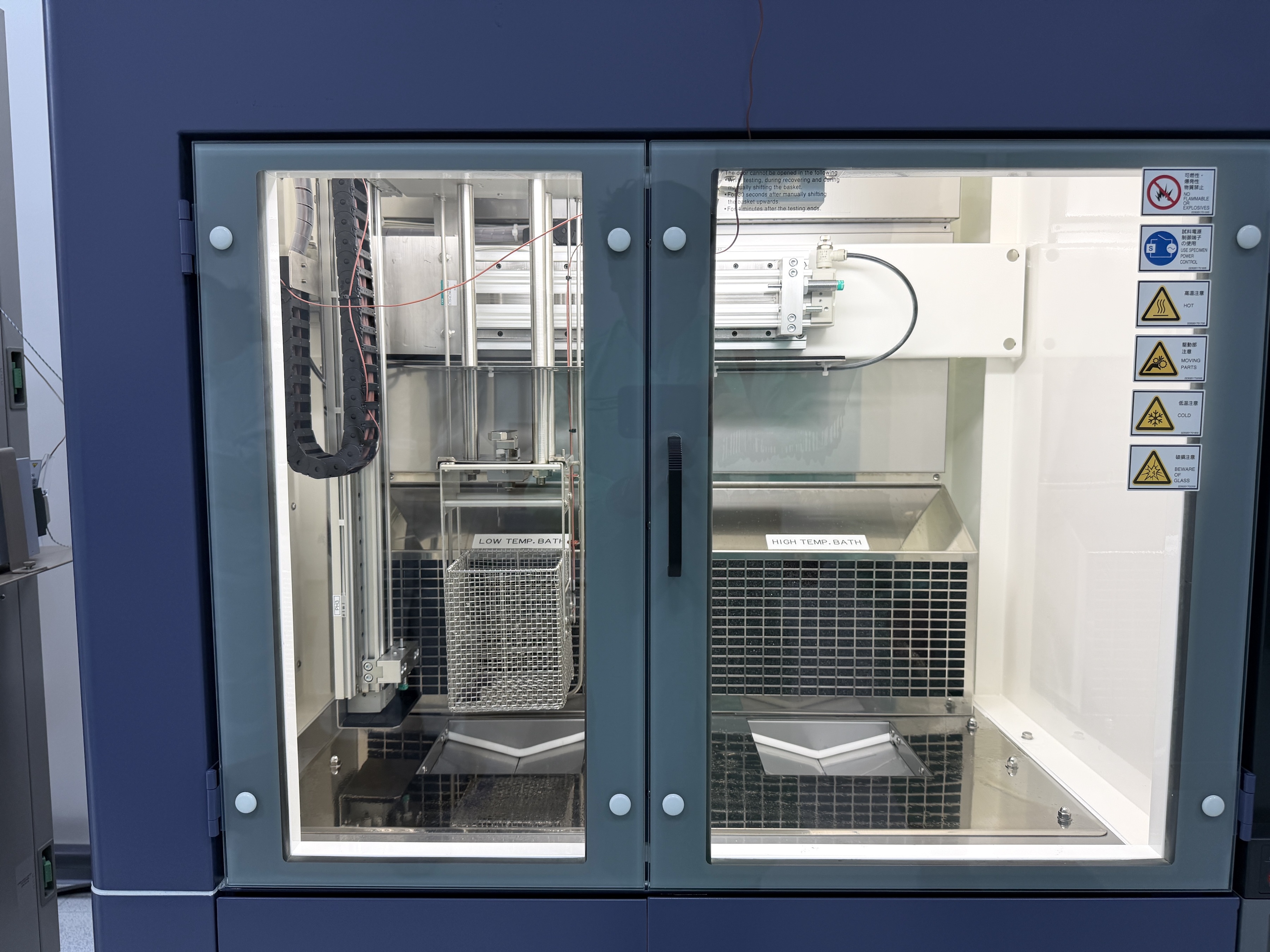 ben trong nha may apple anh 10