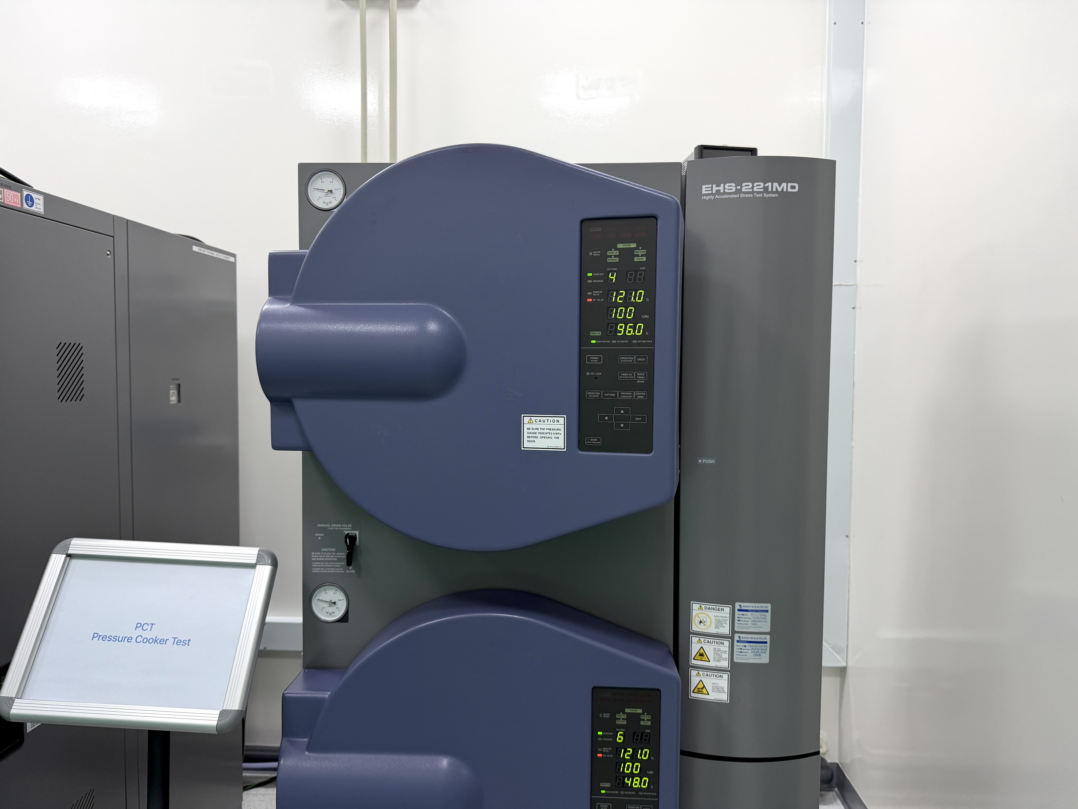 ben trong nha may apple anh 11