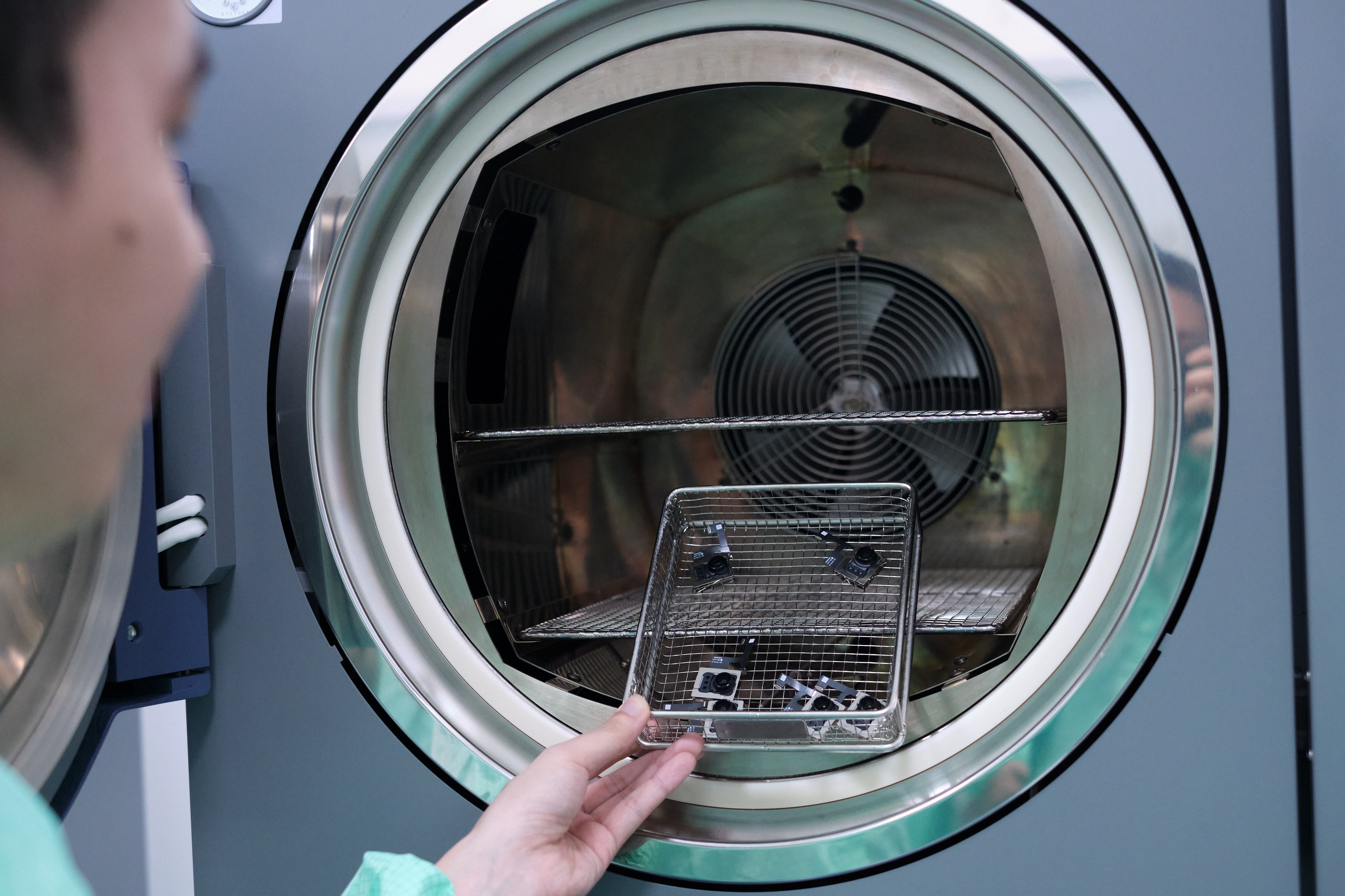 ben trong nha may apple anh 12