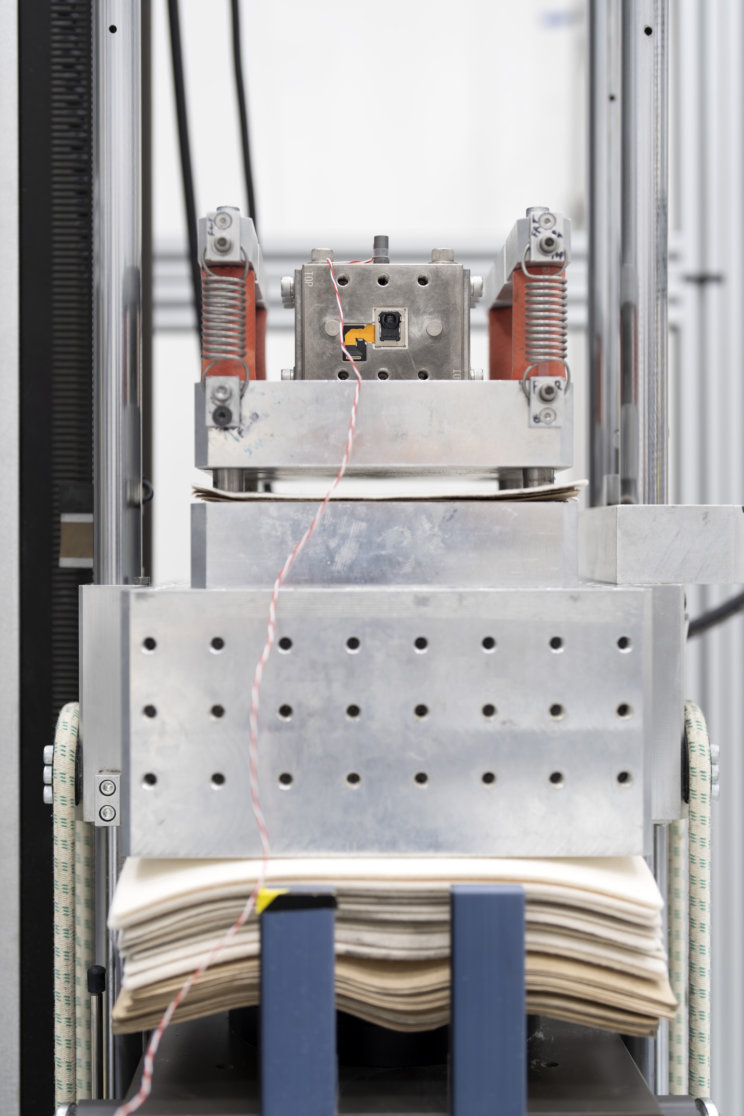 ben trong nha may apple anh 6