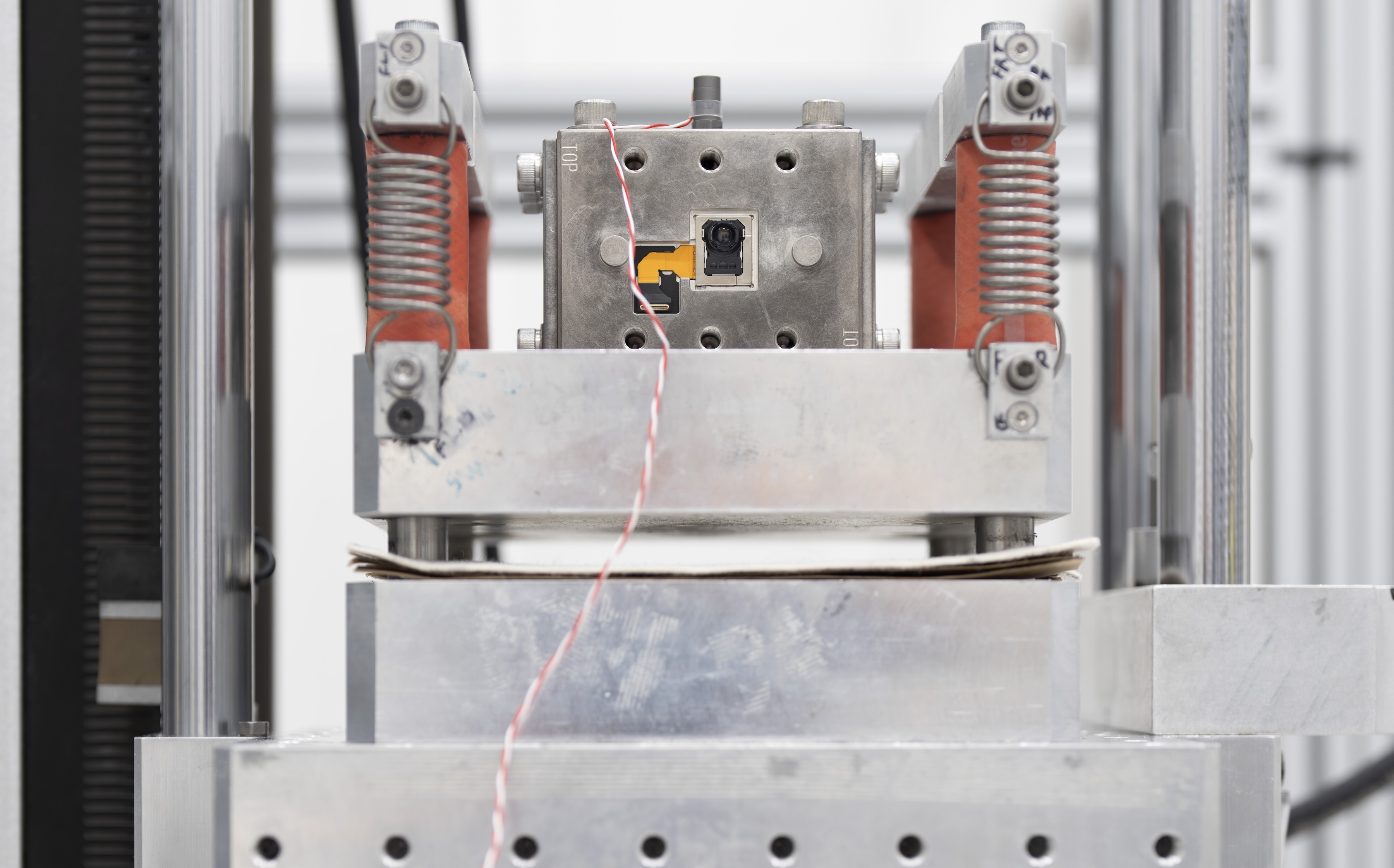 Ben trong nha may Apple thu do ben iPhone hinh anh