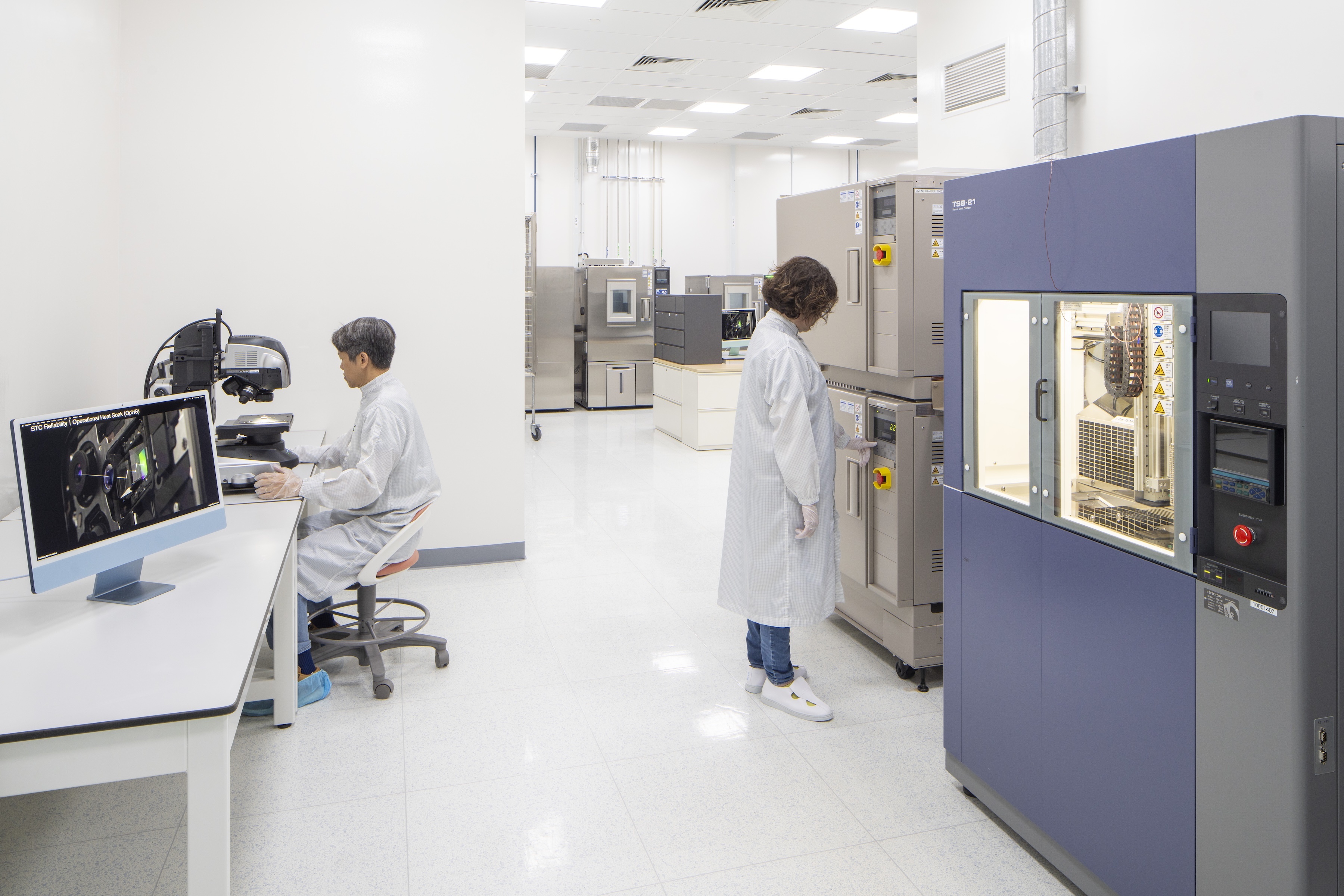 ben trong nha may apple anh 13