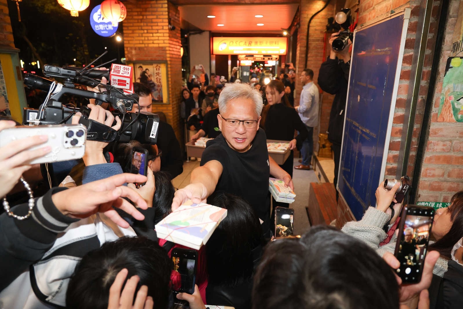 Nhung ai xuat hien trong 'bua toi nghin ty' cua CEO Nvidia? hinh anh