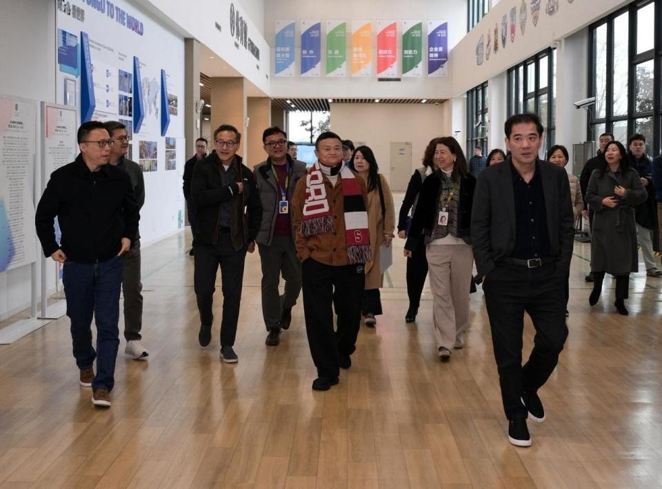 Jack Ma cung dan 'sep tong' Alibaba bat ngo tu hop de ban ve AI hinh anh