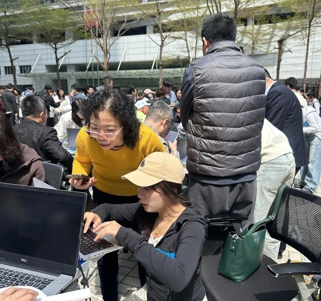 Ca nghin nguoi Trung Quoc xep hang de cai app AI hinh anh