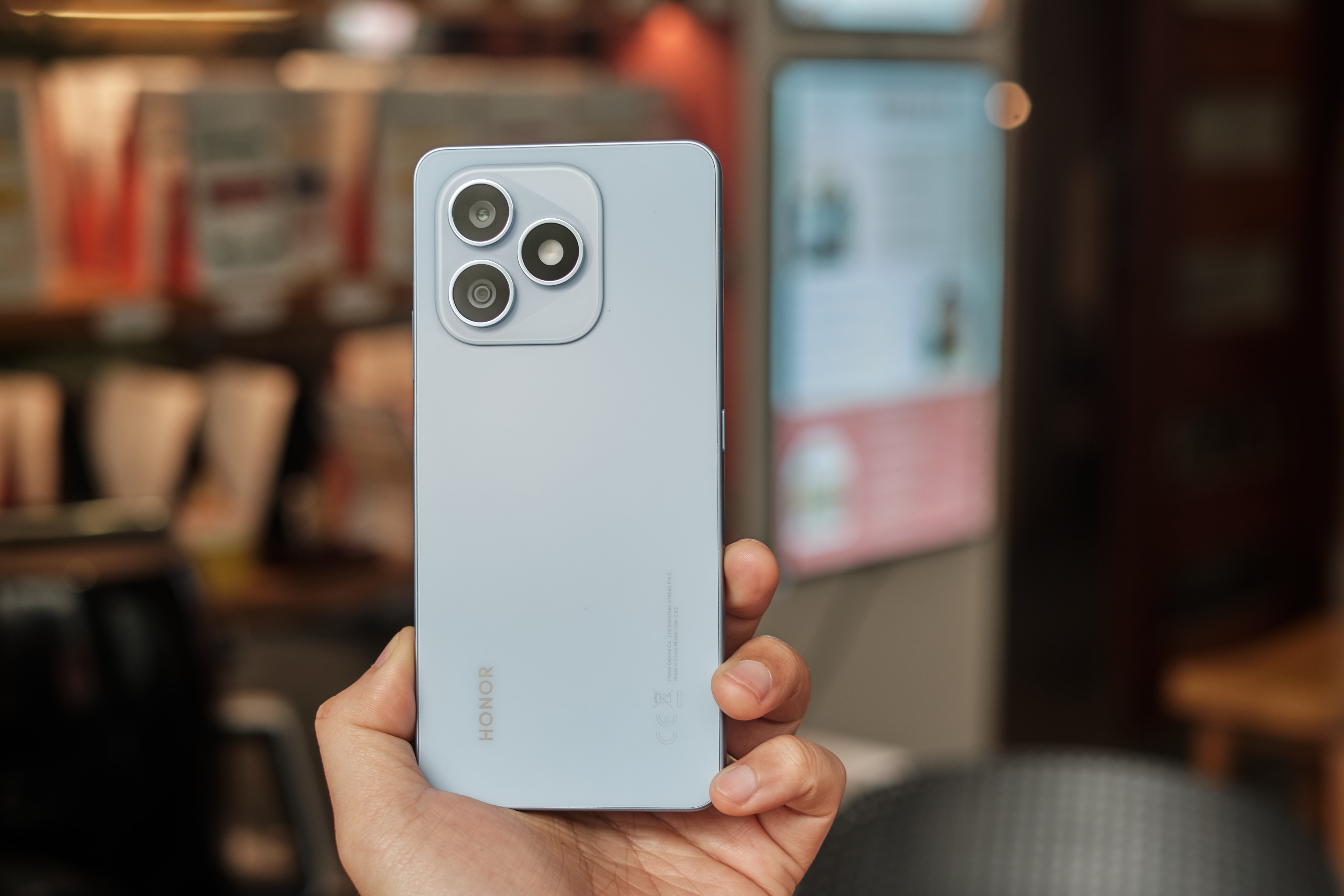 Dien thoai tam trung mong nhe co pin 7.000 mAh hinh anh