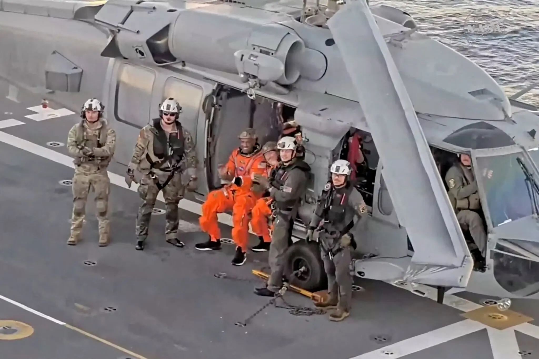 Phi hanh doan Artemis II ve den Trai Dat an toan hinh anh