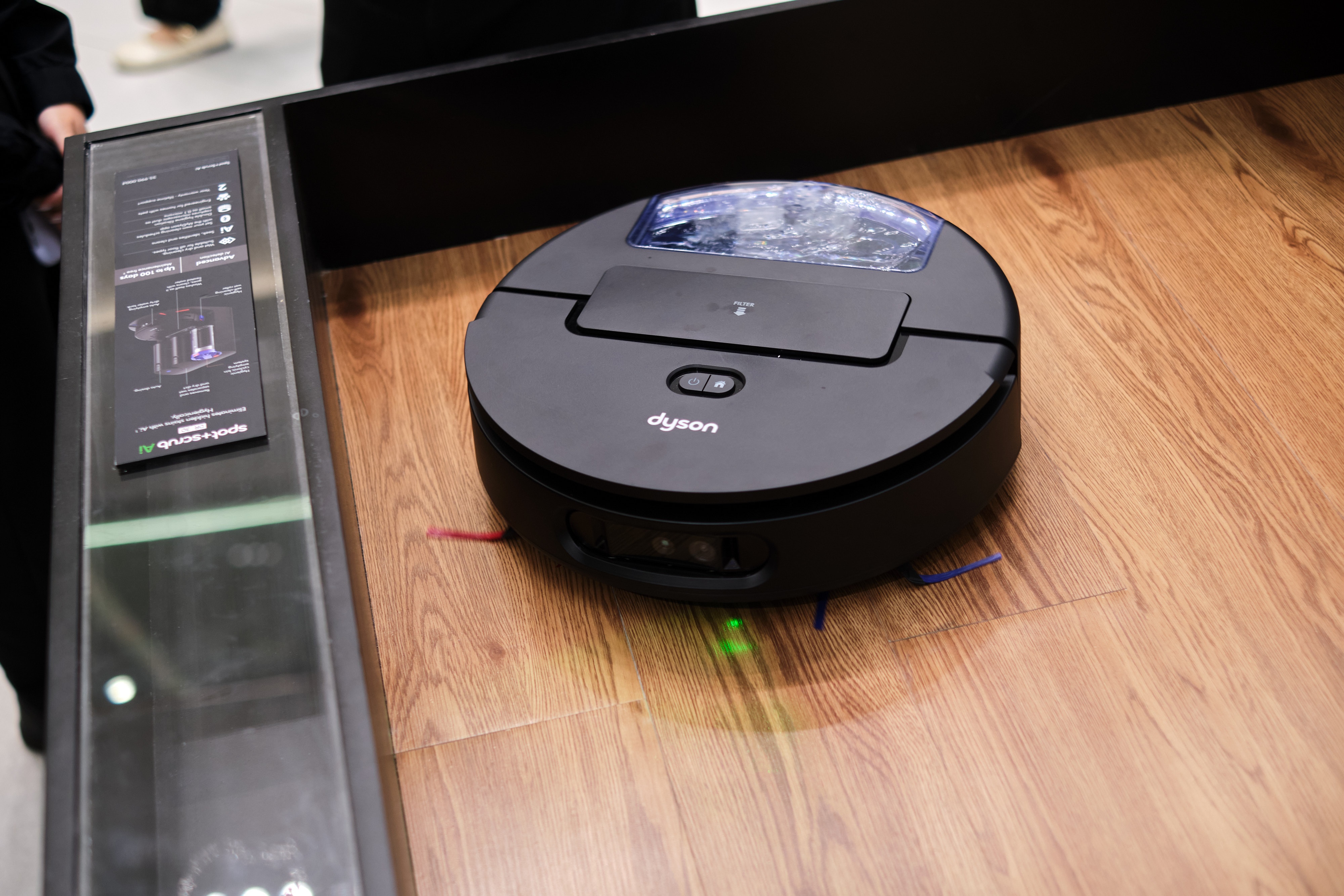 Hang hut bui sieu manh gia nhap thi truong robot lau nha hinh anh