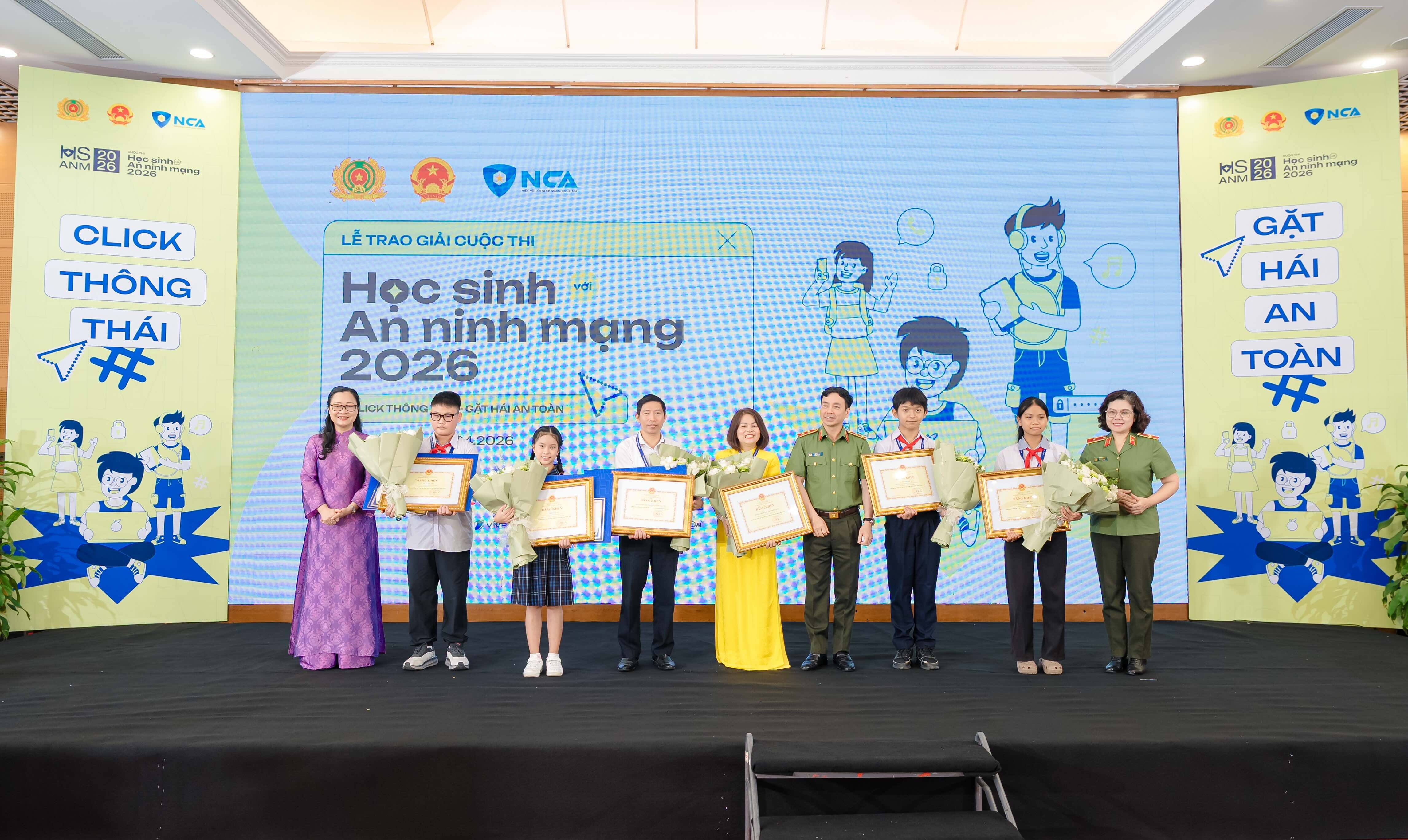 Bon hoc sinh vuot qua hon 1,1 trieu thi sinh an ninh mang hinh anh